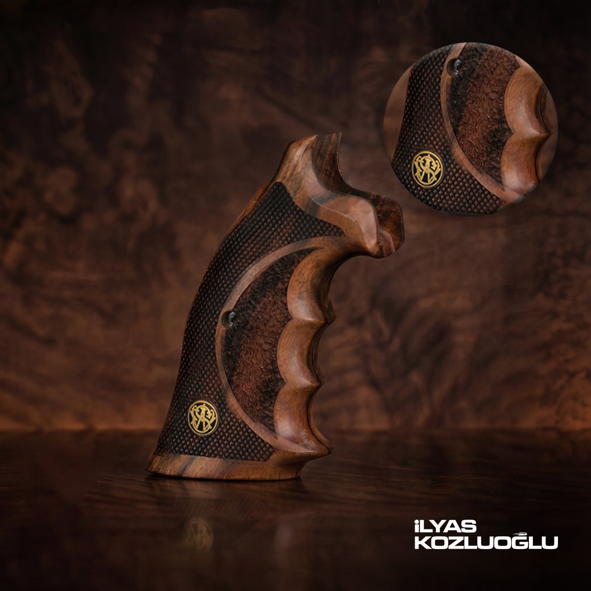 Smith & Wesson .357 / .38 Cal Kök Ceviz Kabza Tam Yüzey Desenli Sarı Pirinç Logolu
