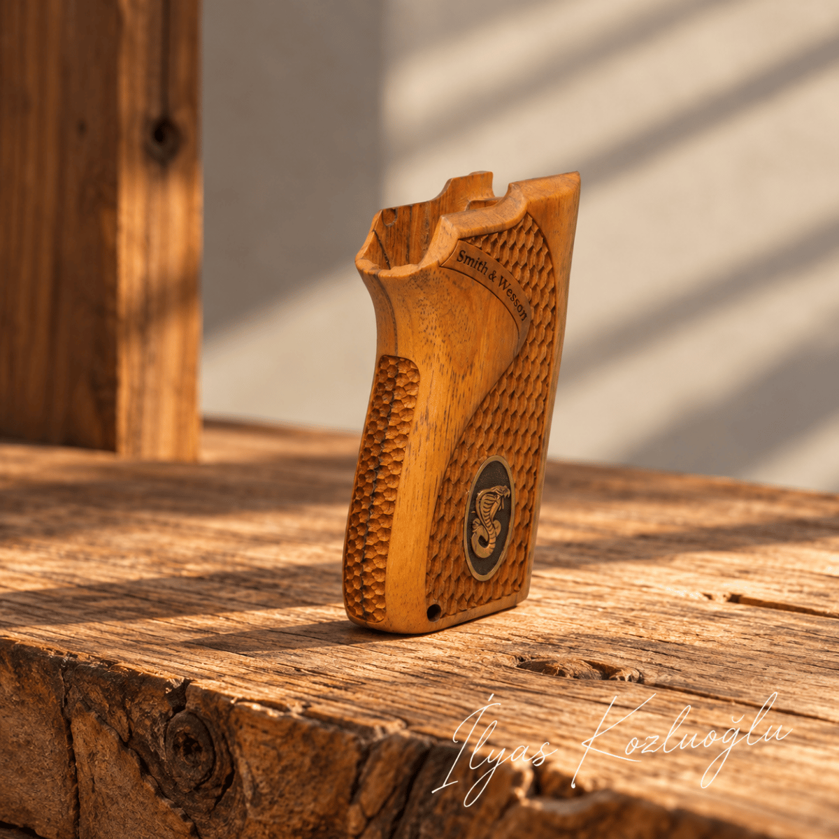 Smith & Wesson 3913 TSW Ceviz Kabza Tam Yüzey Desenli Üzerinde Sarı Pirinç Kobra Logolu