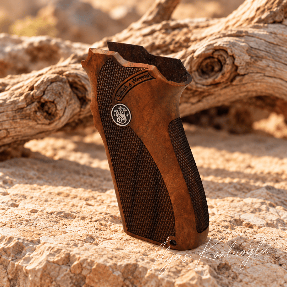 Smith & Wesson 5904 - 5906 Ceviz Kabza Tam Yüzey Desenli Üzerinde Gümüş Renk Smith & Wesson Logolu