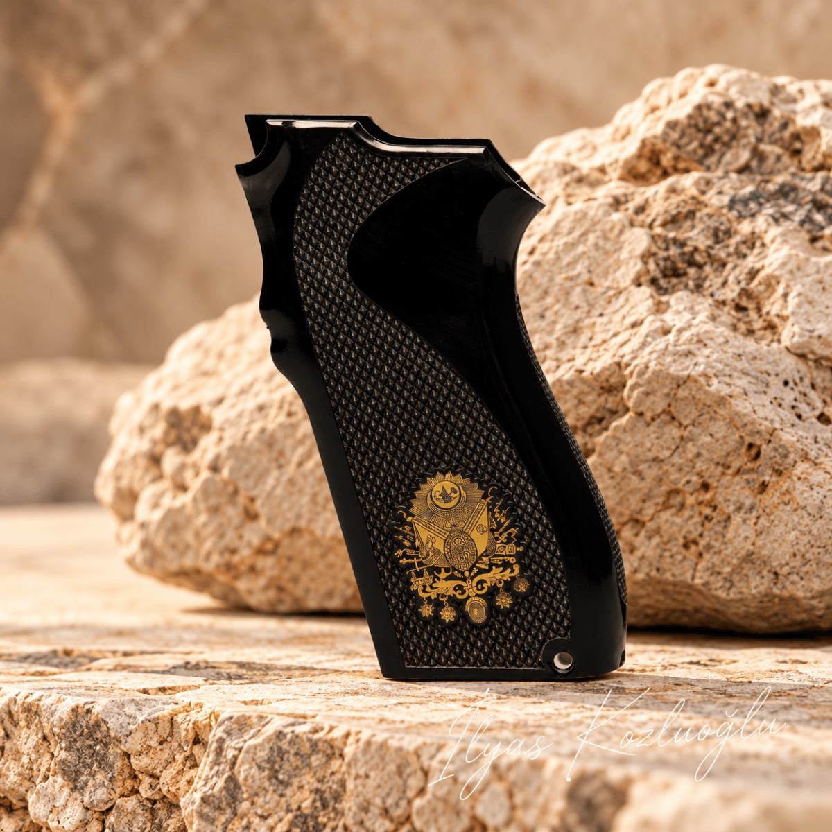 Smith & Wesson 5904 - 5906 Siyah Pleksi Kabza Tam Yüzey Desenli Üzerinde Sarı Pirinç Ay Yıldız ve Osmanlı Arması Logolu