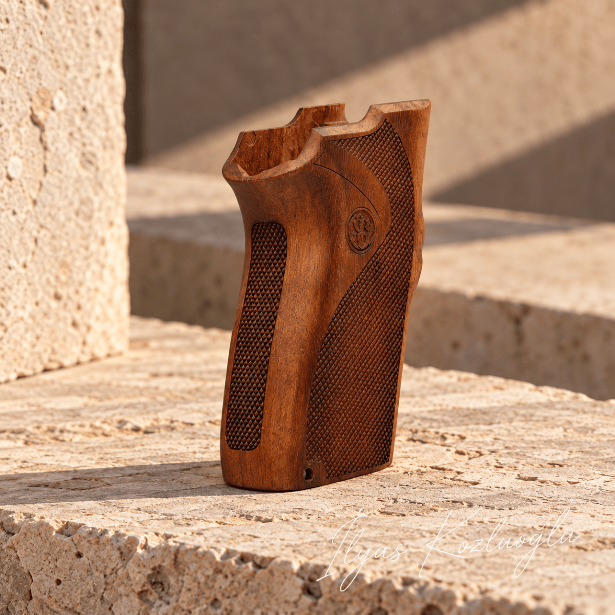 Smith & Wesson 6906 Ceviz Kabza Tam Yüzey Desenli Smith & Wesson Logolu