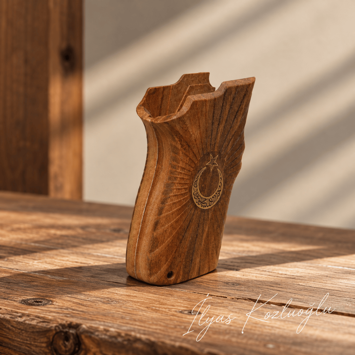 Smith & Wesson 6906 Ceviz Kabza Tam Yüzey Desenli Sarı Pirinç Ay Yıldız Logolu