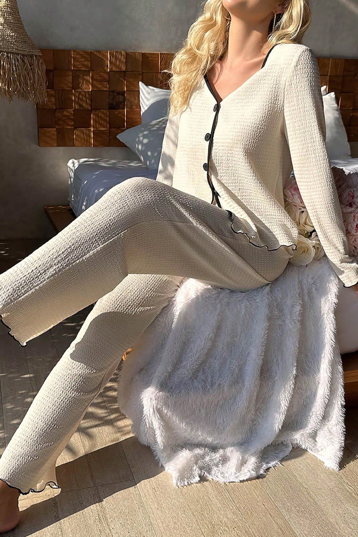 Kadın Beyaz Örme Kumaş V Yaka Düğmeli Rahat Şık Pijama Takımı