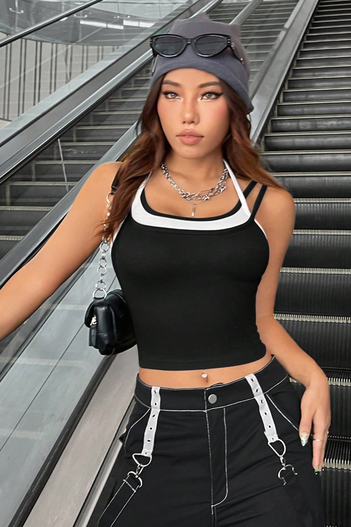 Kadın Beyaz Siyah Çift Renk Çapraz Askılı Crop Top Bluz