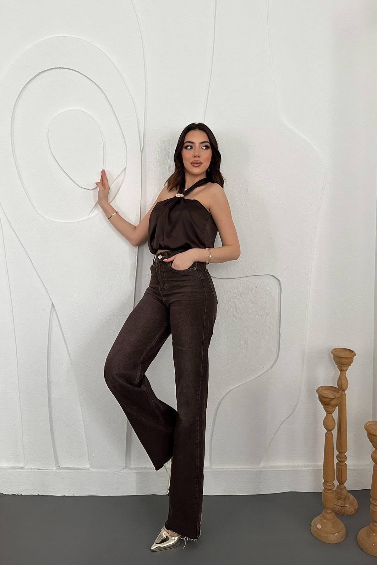 Kahverengi Toka Detaylı Bluz
