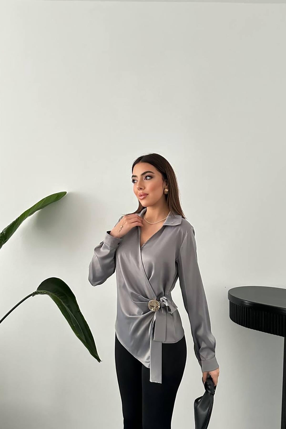 Toptan Gri Düğme Detaylı Saten Bluz