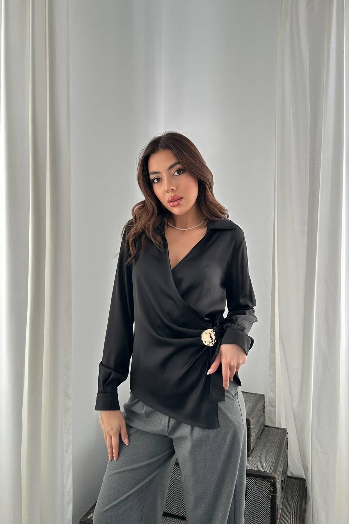Toptan Siyah Düğme Detaylı Saten Bluz
