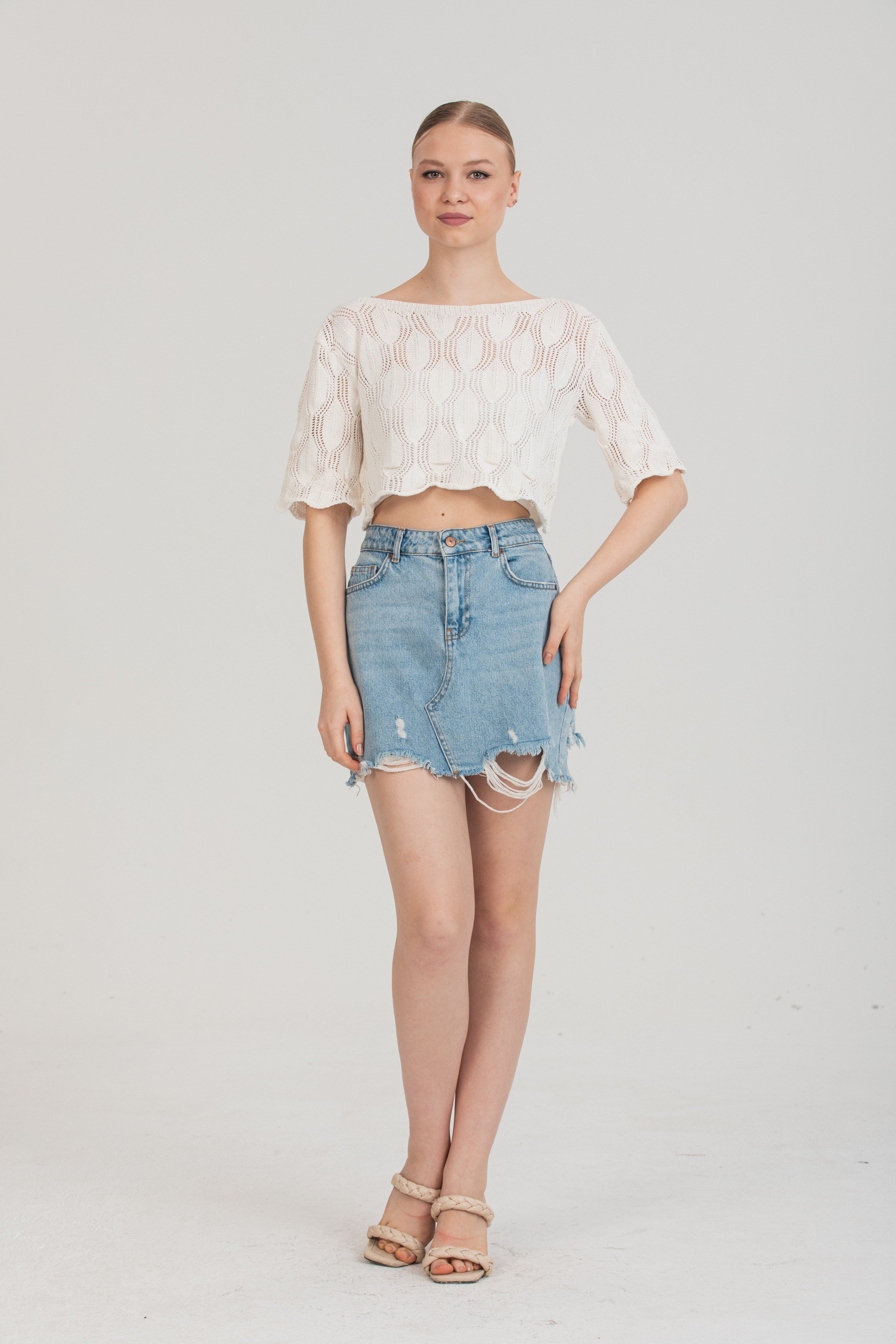 Zarif Ajurlu Dokulu Beyaz Crop Triko Bluz – Standart Beden
