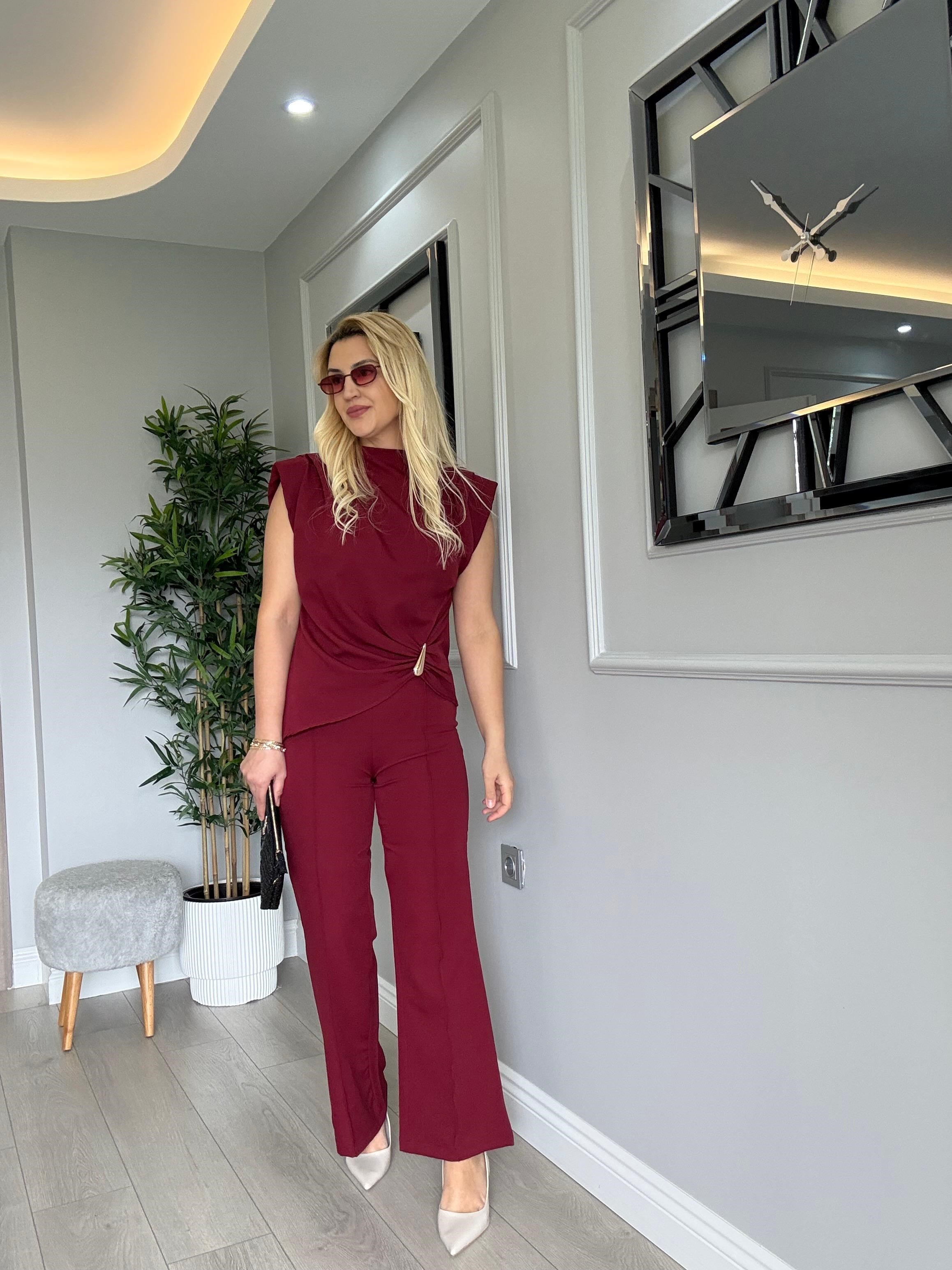 ASİMETRİK BLUZLU GOLD AKSESUAR DETAYLI TAKIM BORDO