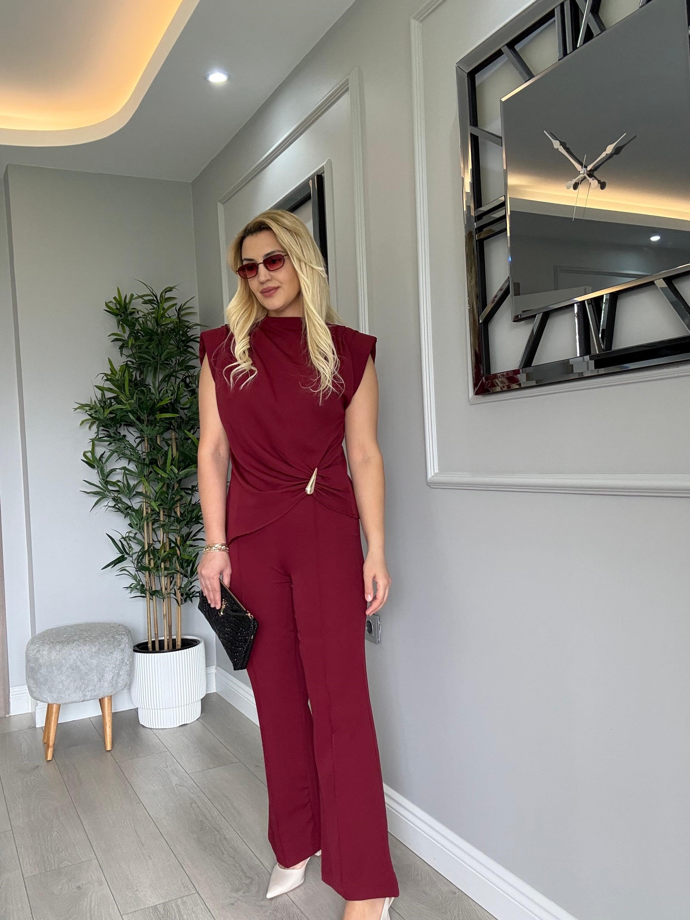 ASİMETRİK BLUZLU GOLD AKSESUAR DETAYLI TAKIM BORDO