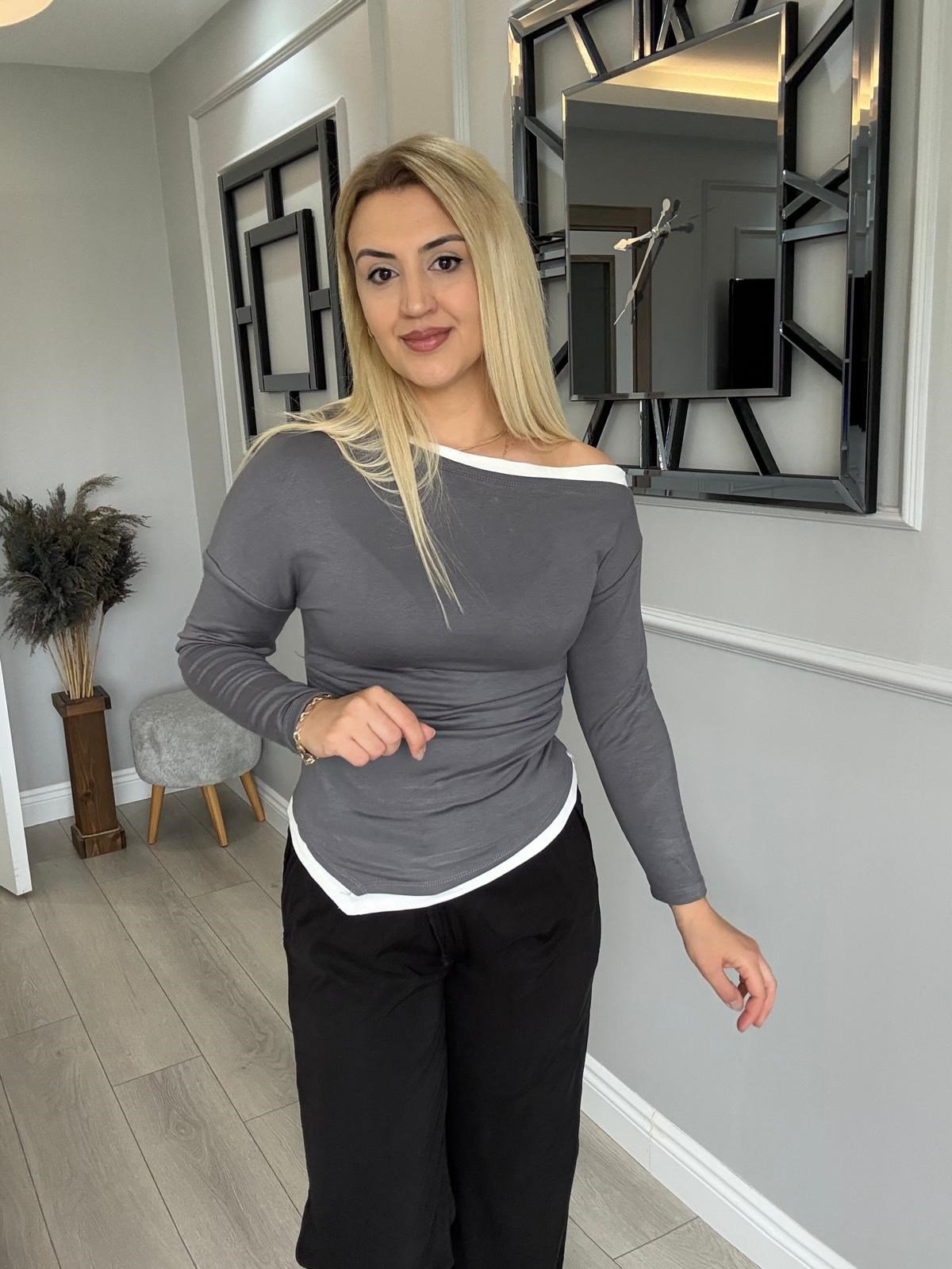 BEYAZ RENK GEÇİŞLİ GRİ BLUZ 