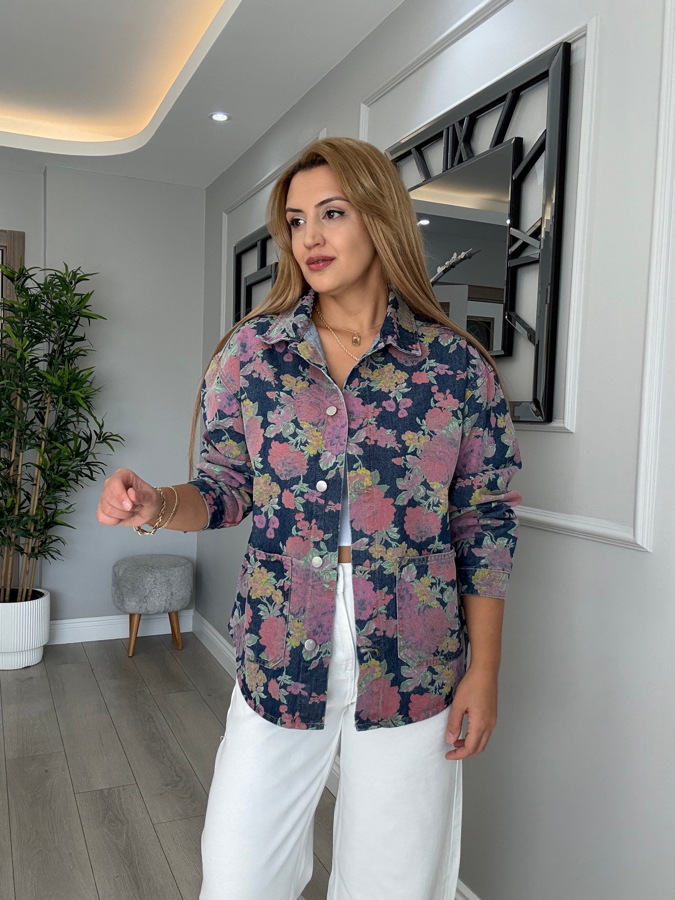 Çiçek desenli renkli denim ceket