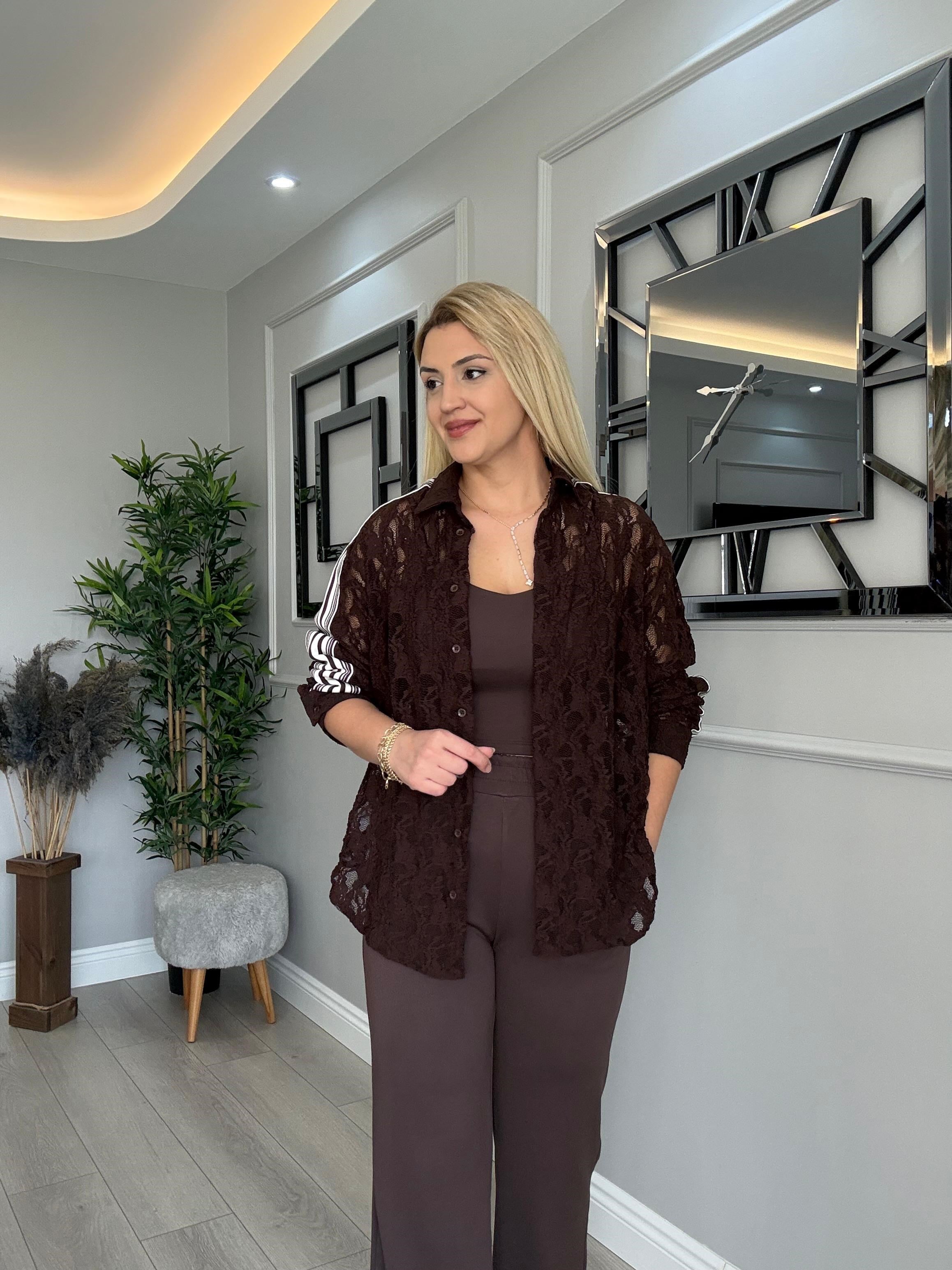 DANTEL GÖMLEKLİ, MODAL PANTOLON VE ATLETLİ 3LÜ TAKIM KAHVERENGİ