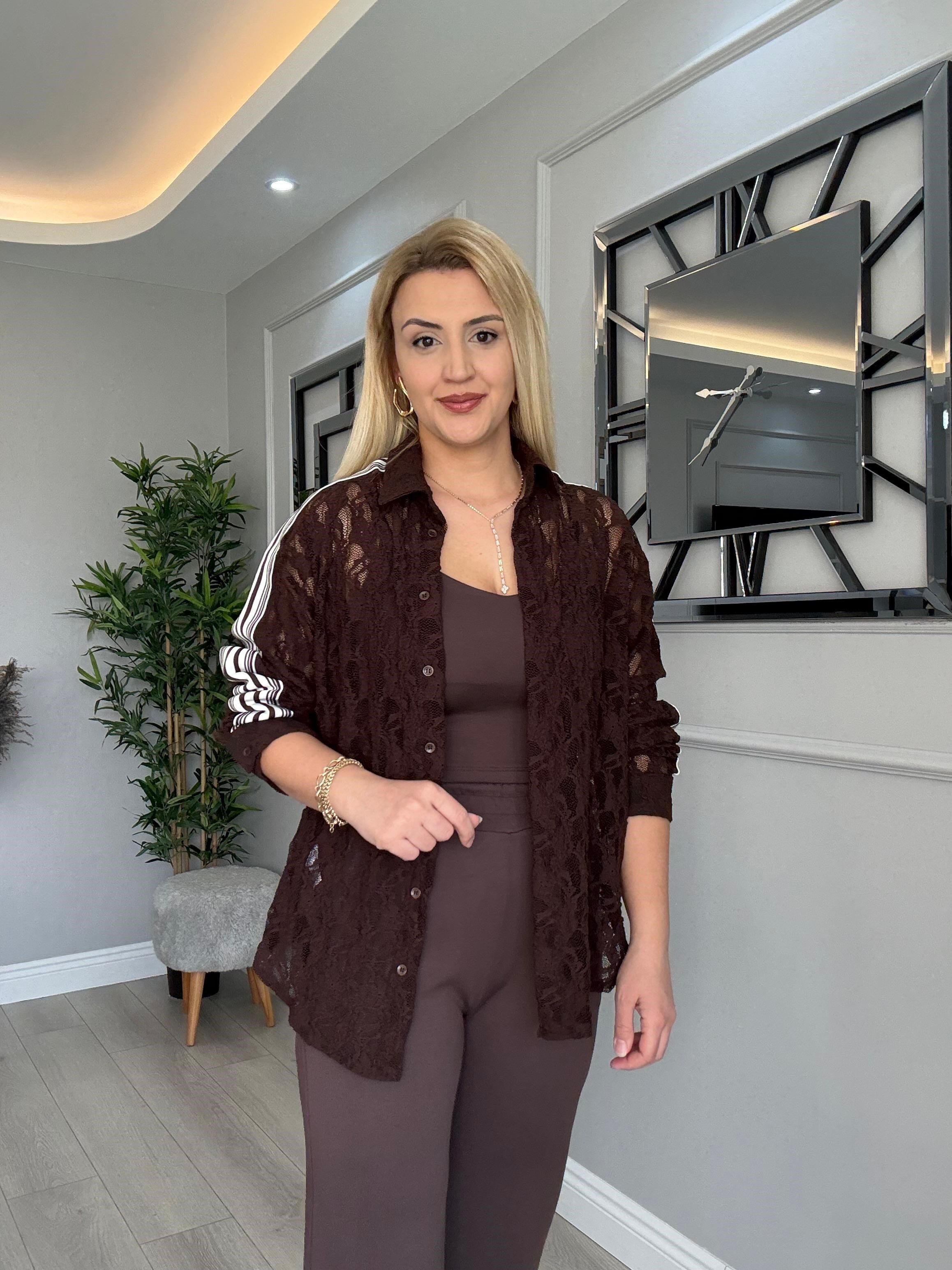 DANTEL GÖMLEKLİ, MODAL PANTOLON VE ATLETLİ 3LÜ TAKIM KAHVERENGİ