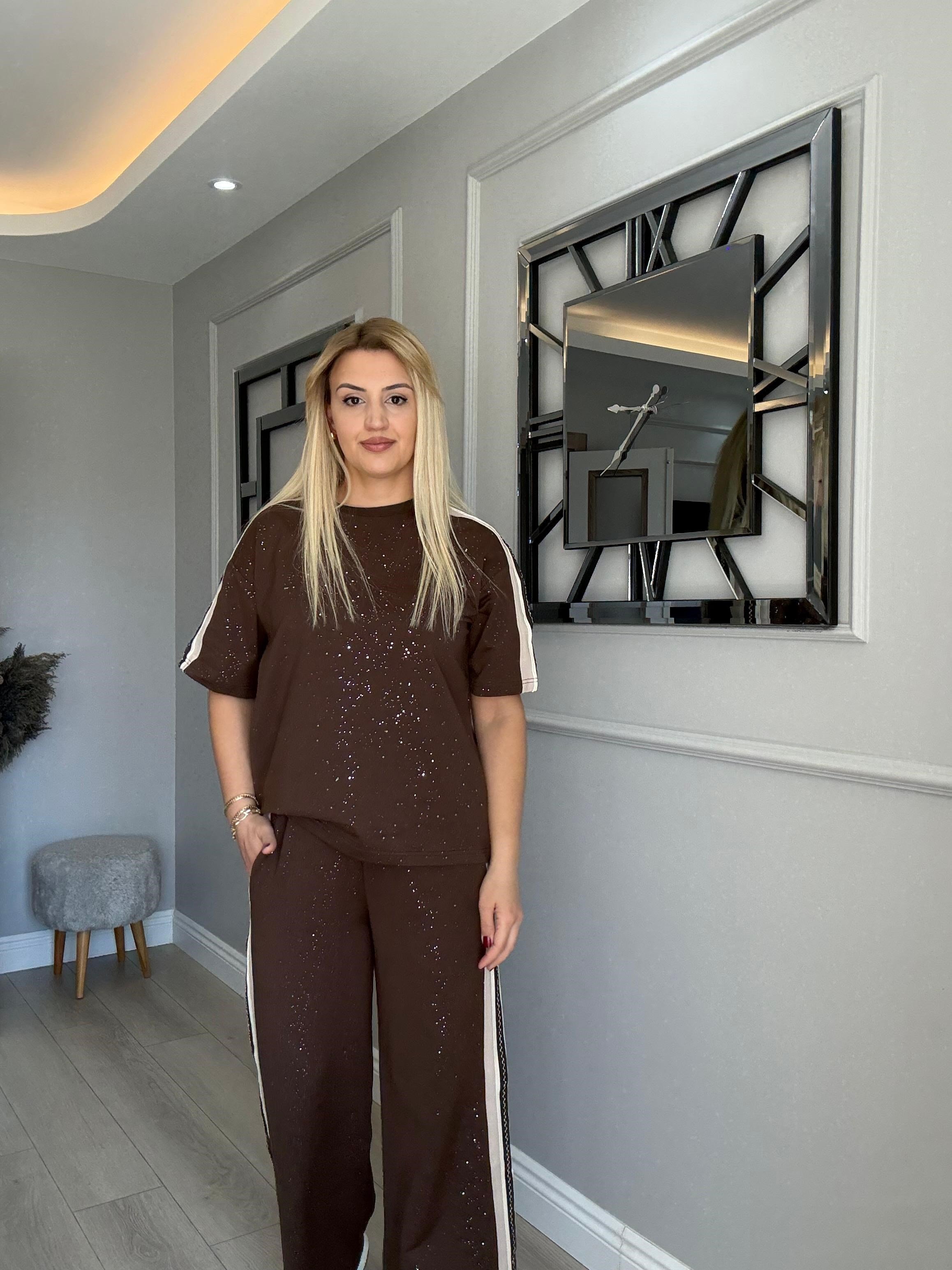 KENDİNDEN IŞILTILI YANLARI ÇİZGİLİ TAKIM KAHVERENGİ
