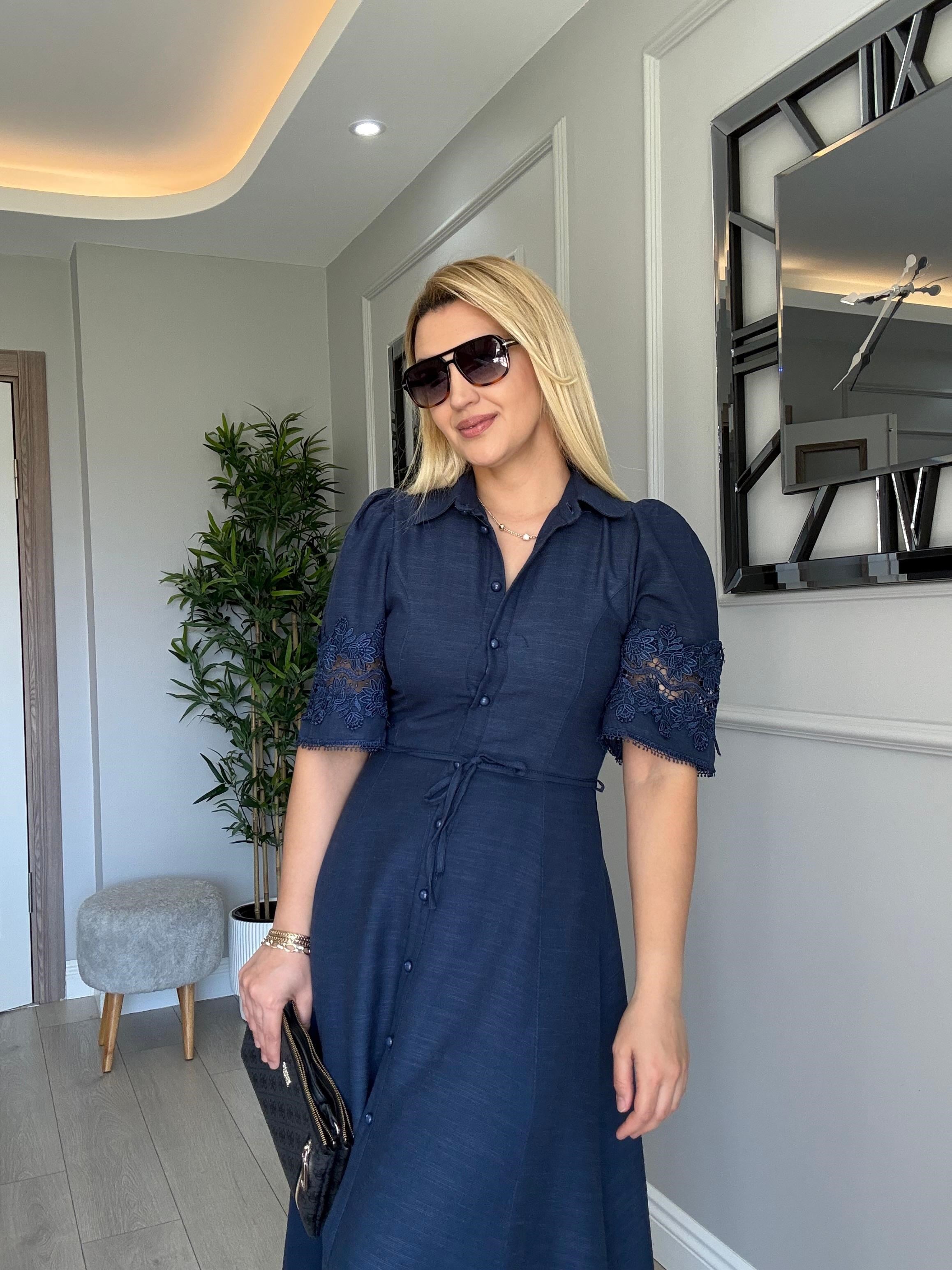 KOLLARI VE ETEK UCU DANTELLİ ELBİSE LACİVERT