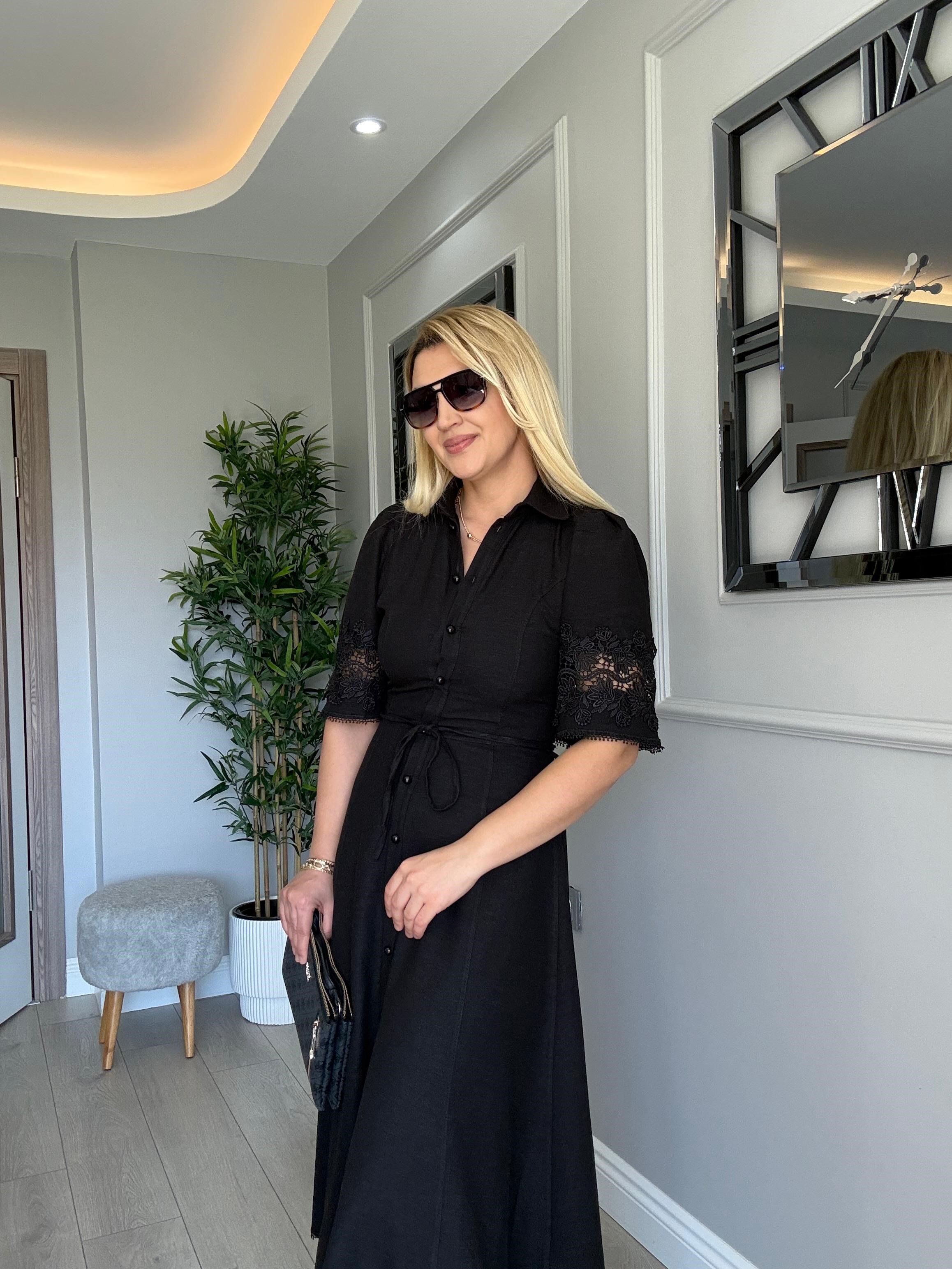 KOLLARI VE ETEK UCU DANTELLİ ELBİSE SİYAH