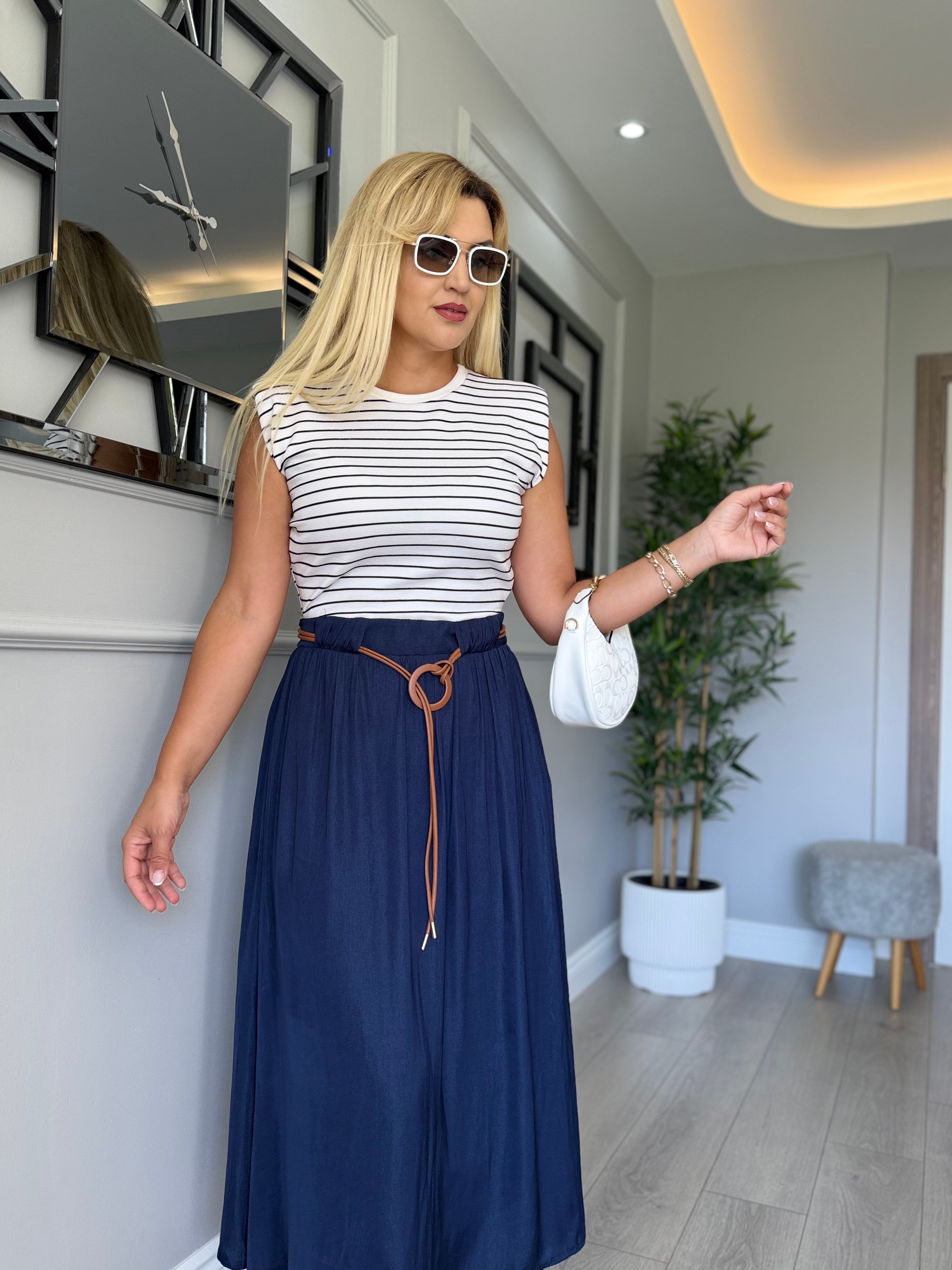 Orjinal model ,omuzları vatkalı kemerli elbise