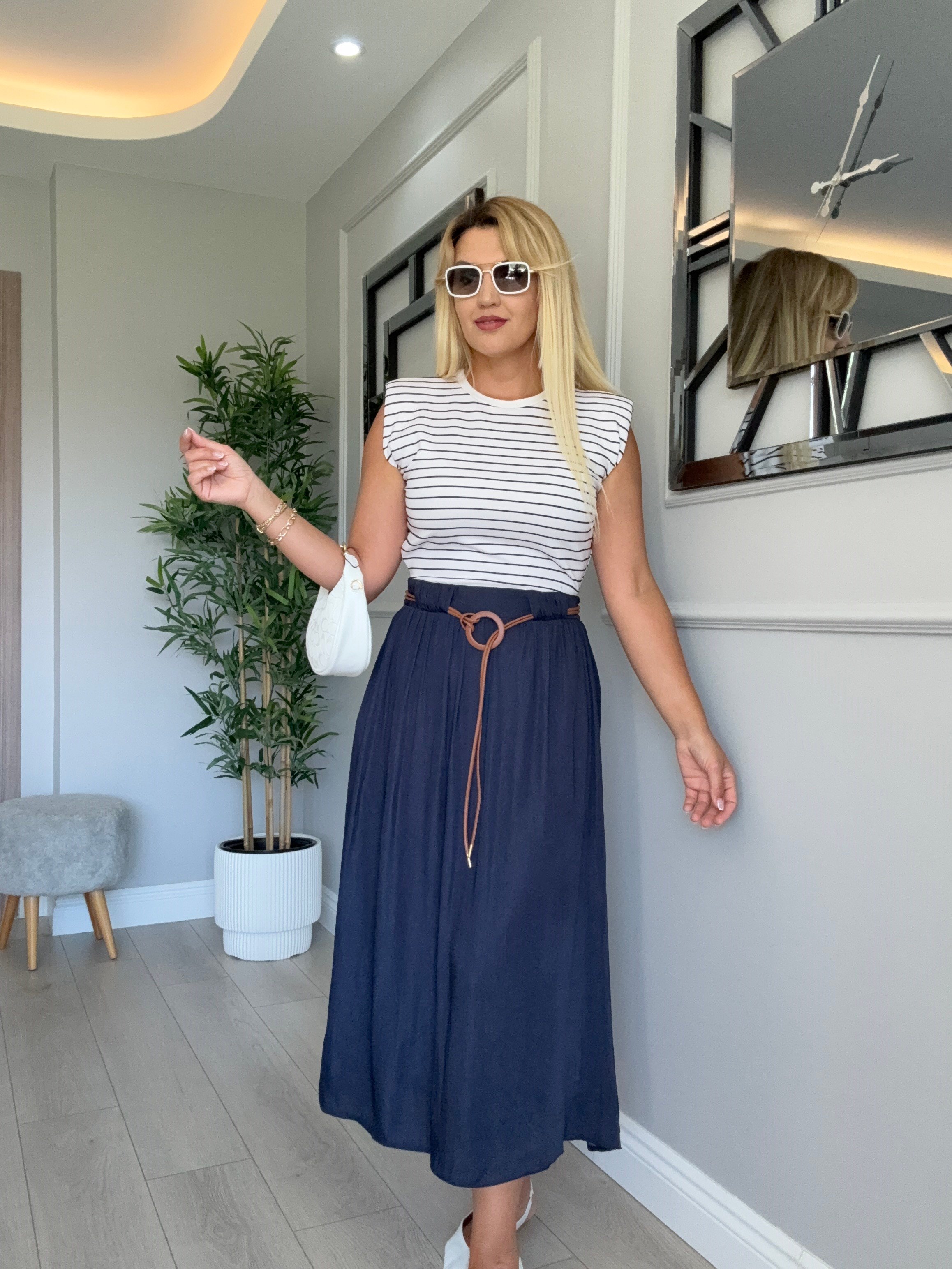 Orjinal model ,omuzları vatkalı kemerli elbise
