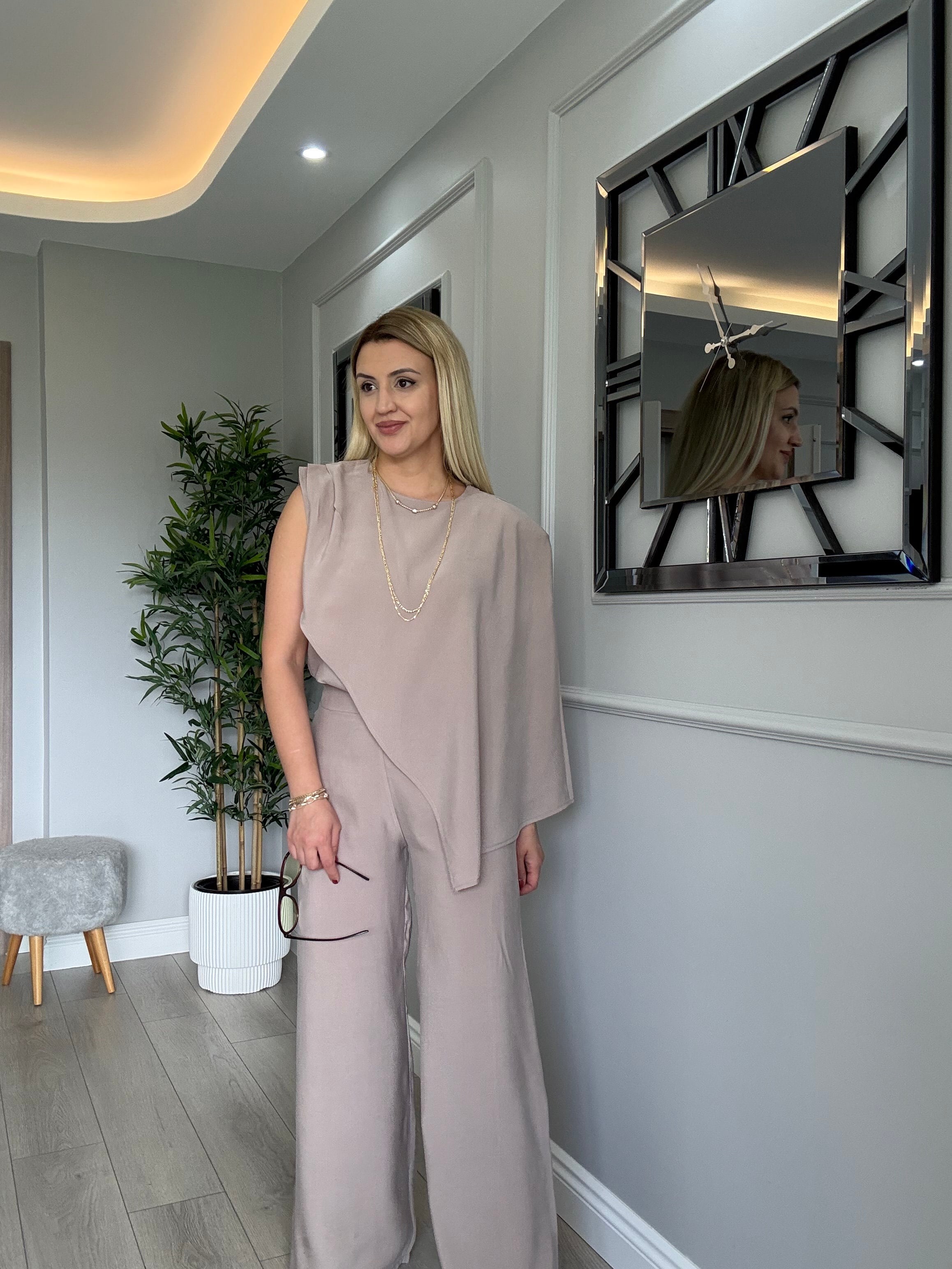 Pelerin detaylı tek kol takım  Bej 