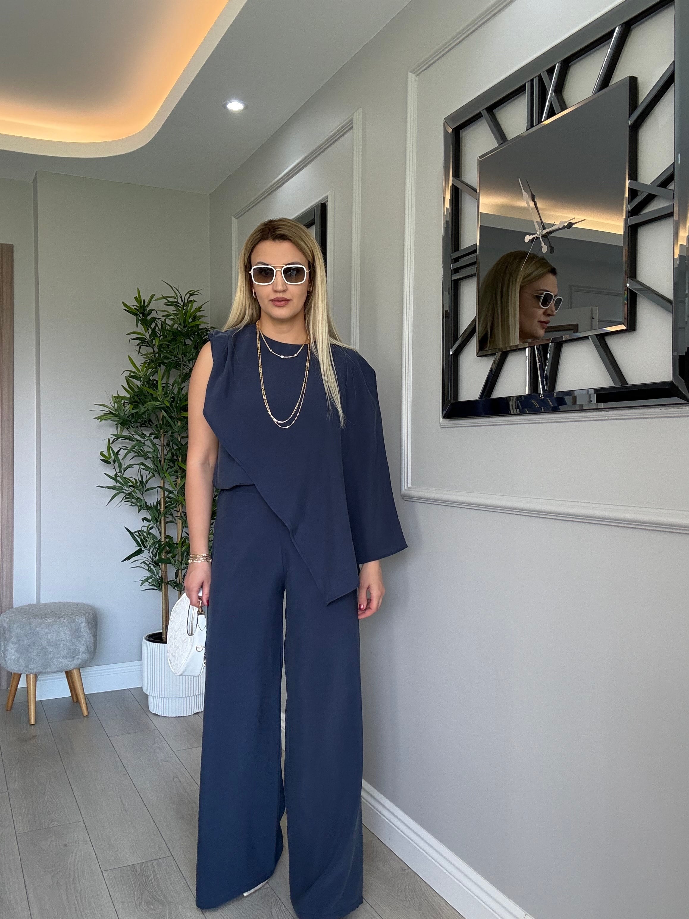 Pelerin detaylı tek kol takım lacivert