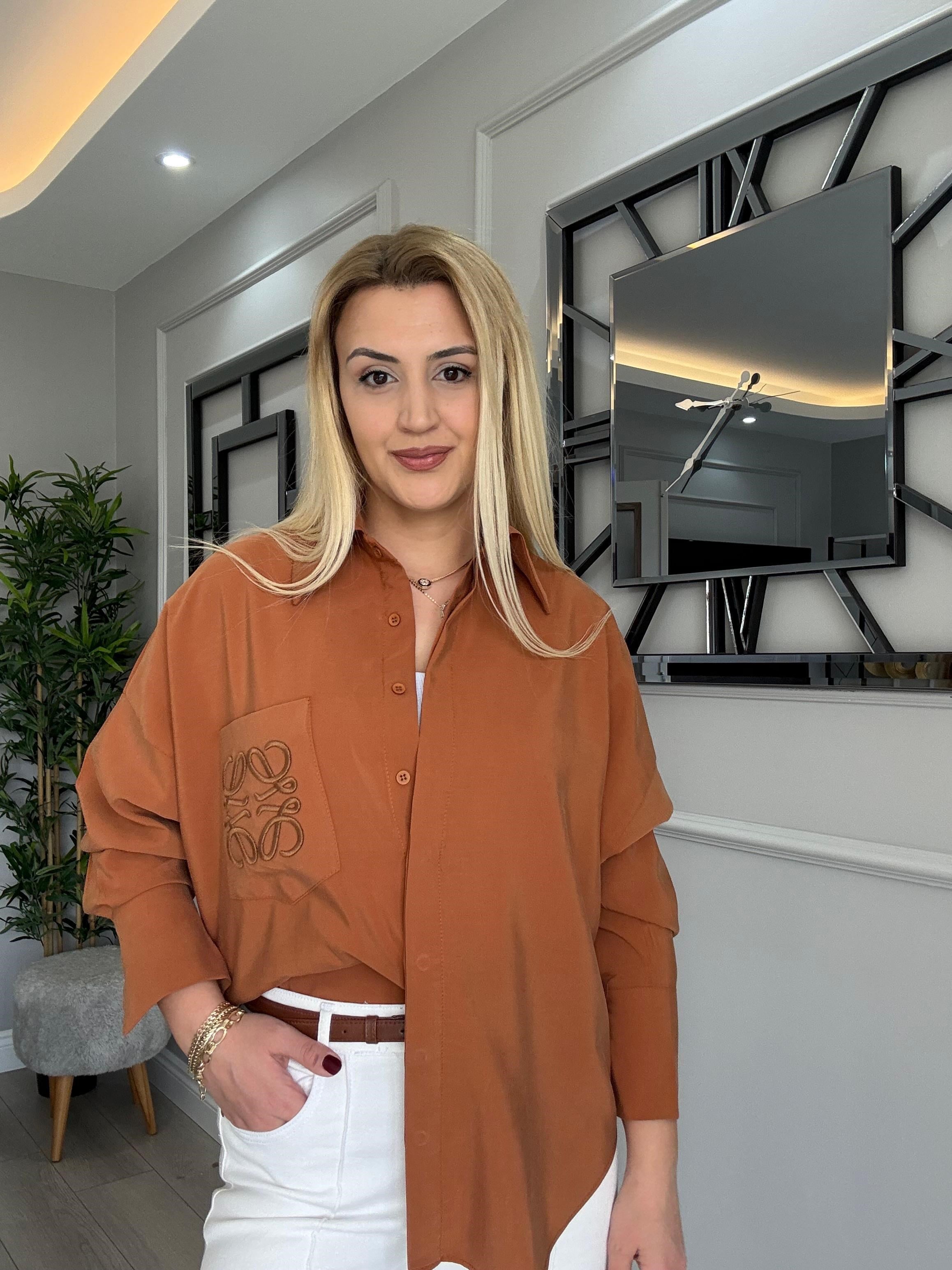 PREMİUM KALİTE 100% MEMNUNİYET GARANTİLİ CEBİ NAKIŞLI GÖMLEK TABA