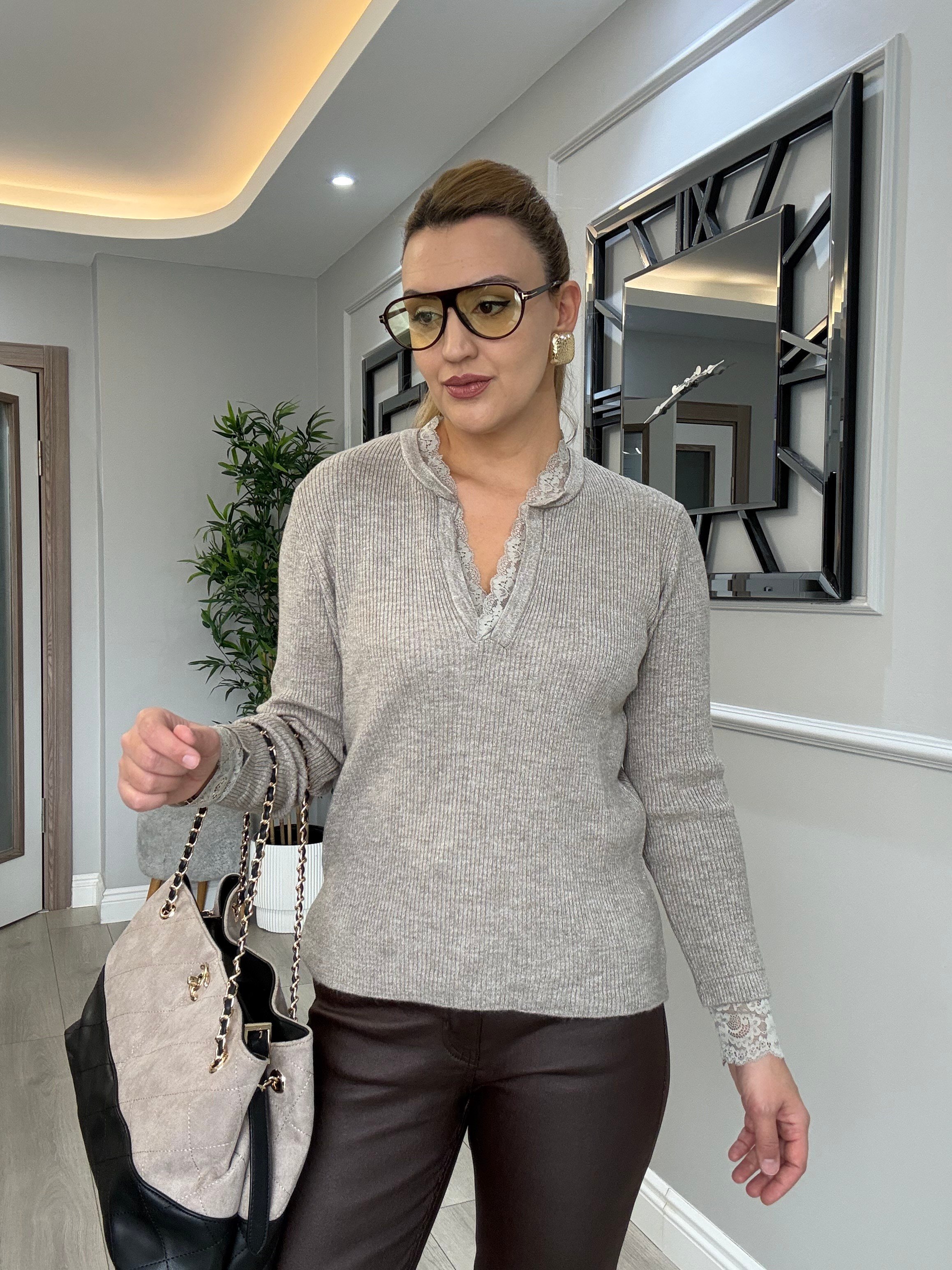 Yakası ve bilekleri dantelli yumuşacık triko- vizon