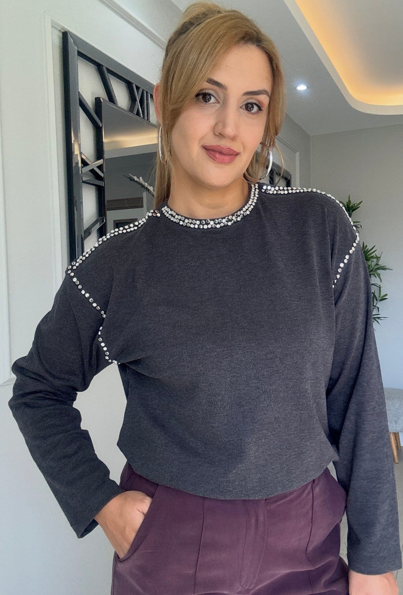 Yakası ve omuzları taşlı bluz- antrasit 