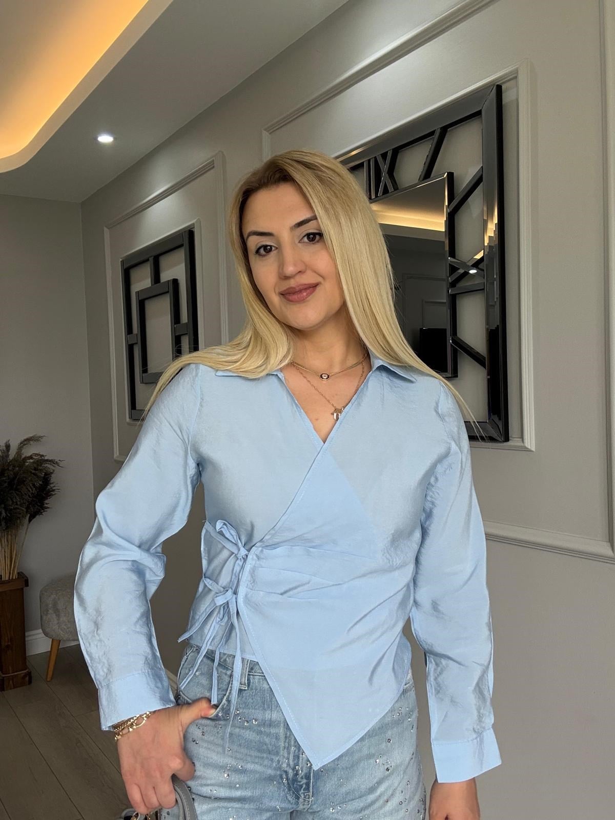 YANDAN BAĞCIKLI MAVİ GÖMLEK 