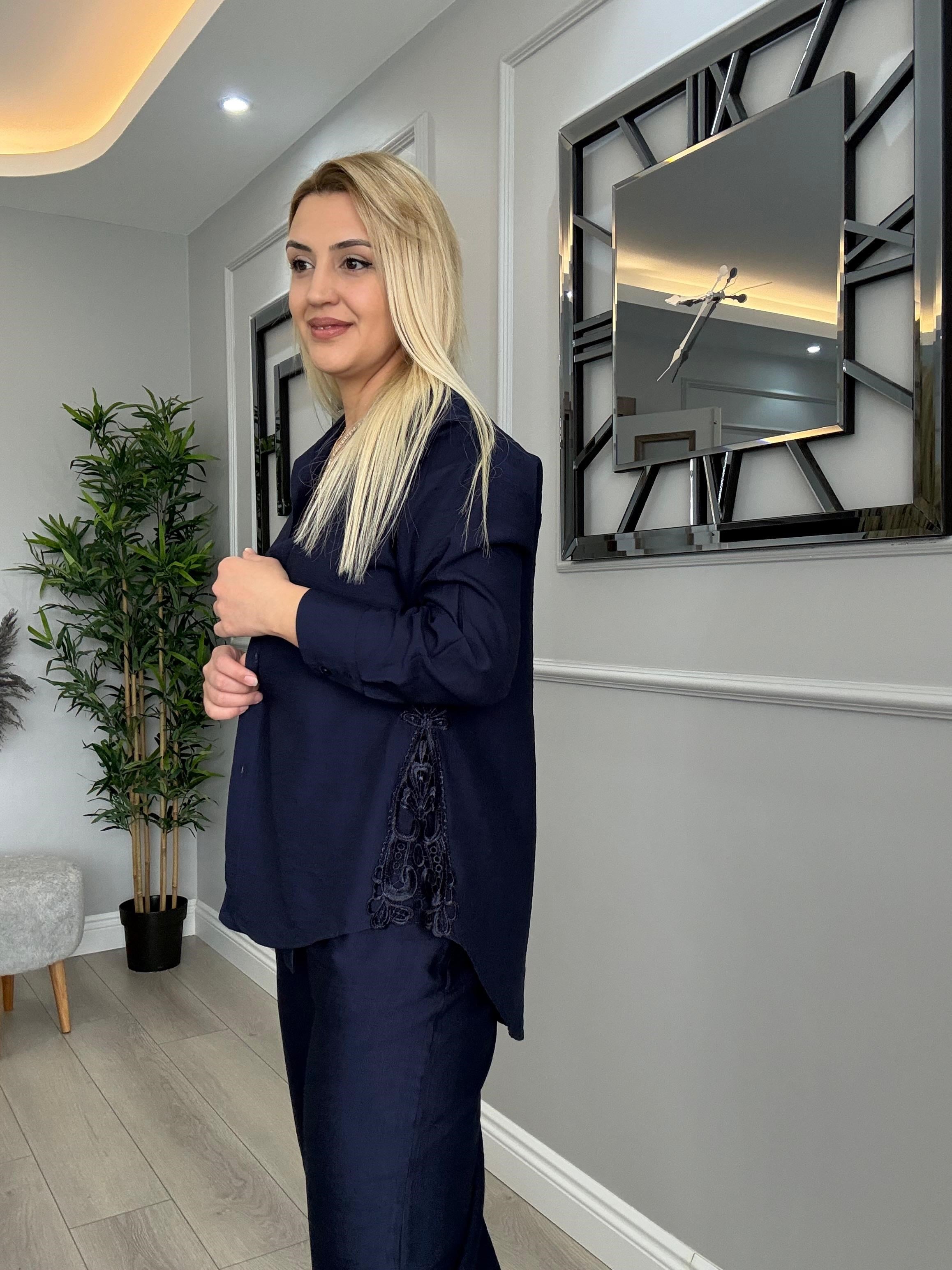 YANLARI DANTELLİ KETEN TAKIM LACİVERT