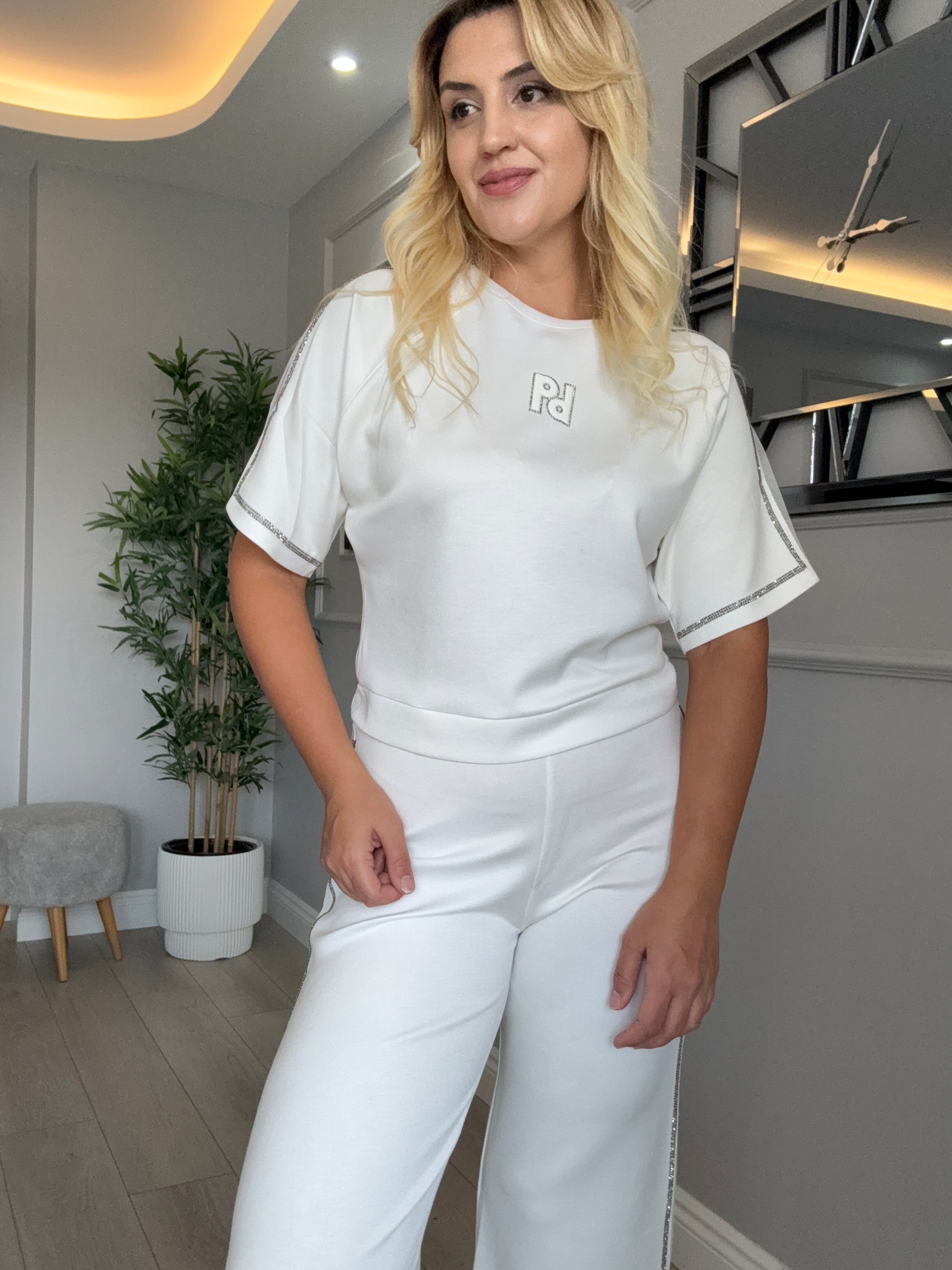 Yanları tül ve taş detaylı moda takım - beyaz