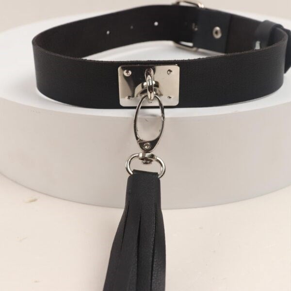 Siyah Deri Choker Harness – Fırfır Detaylı BDSM Boyun Kolyesi