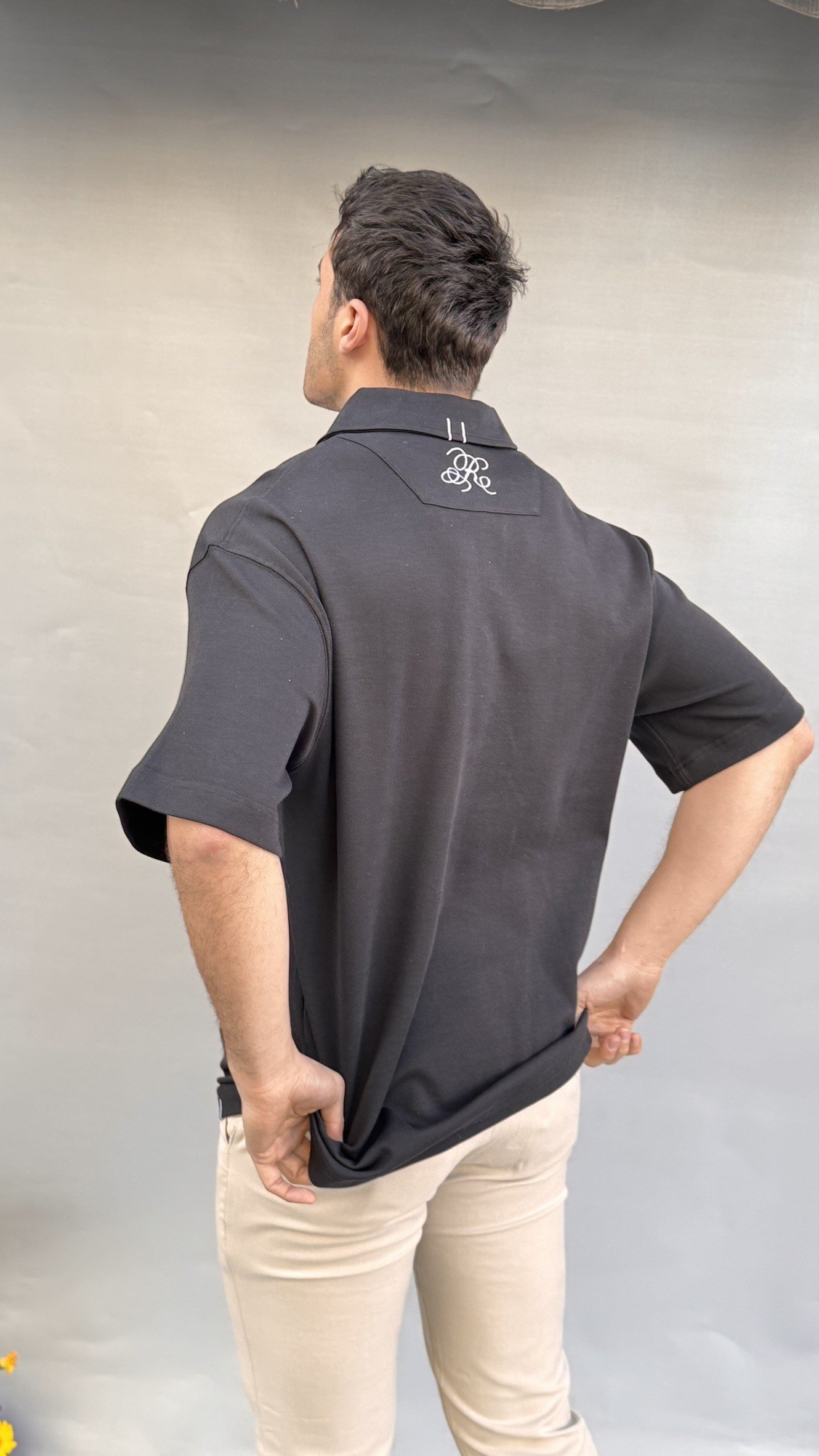 Nakış Yazı Detay Yakalı T-shirt