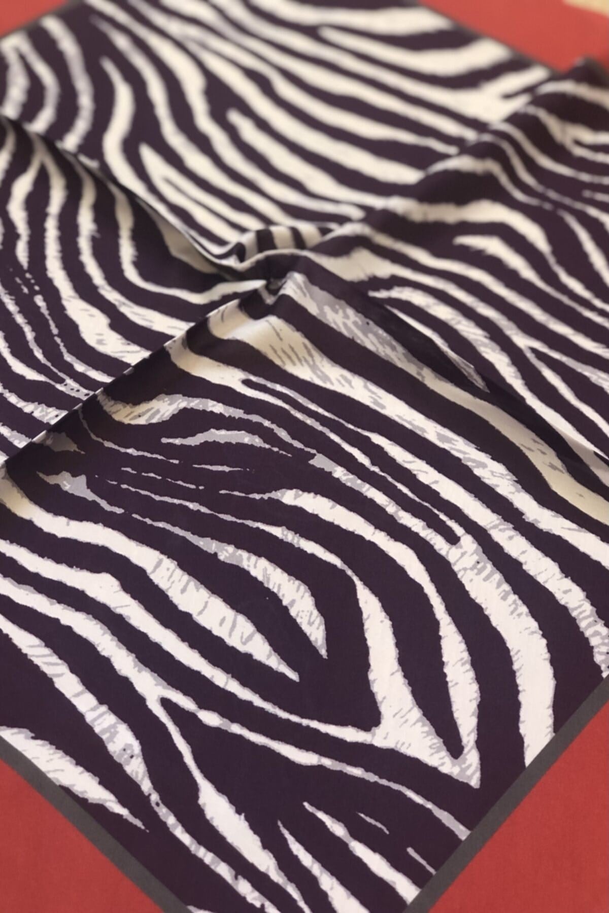 ¿ Kırmızı Kenarlı Zebra Desenli Justın Bandana Kadın