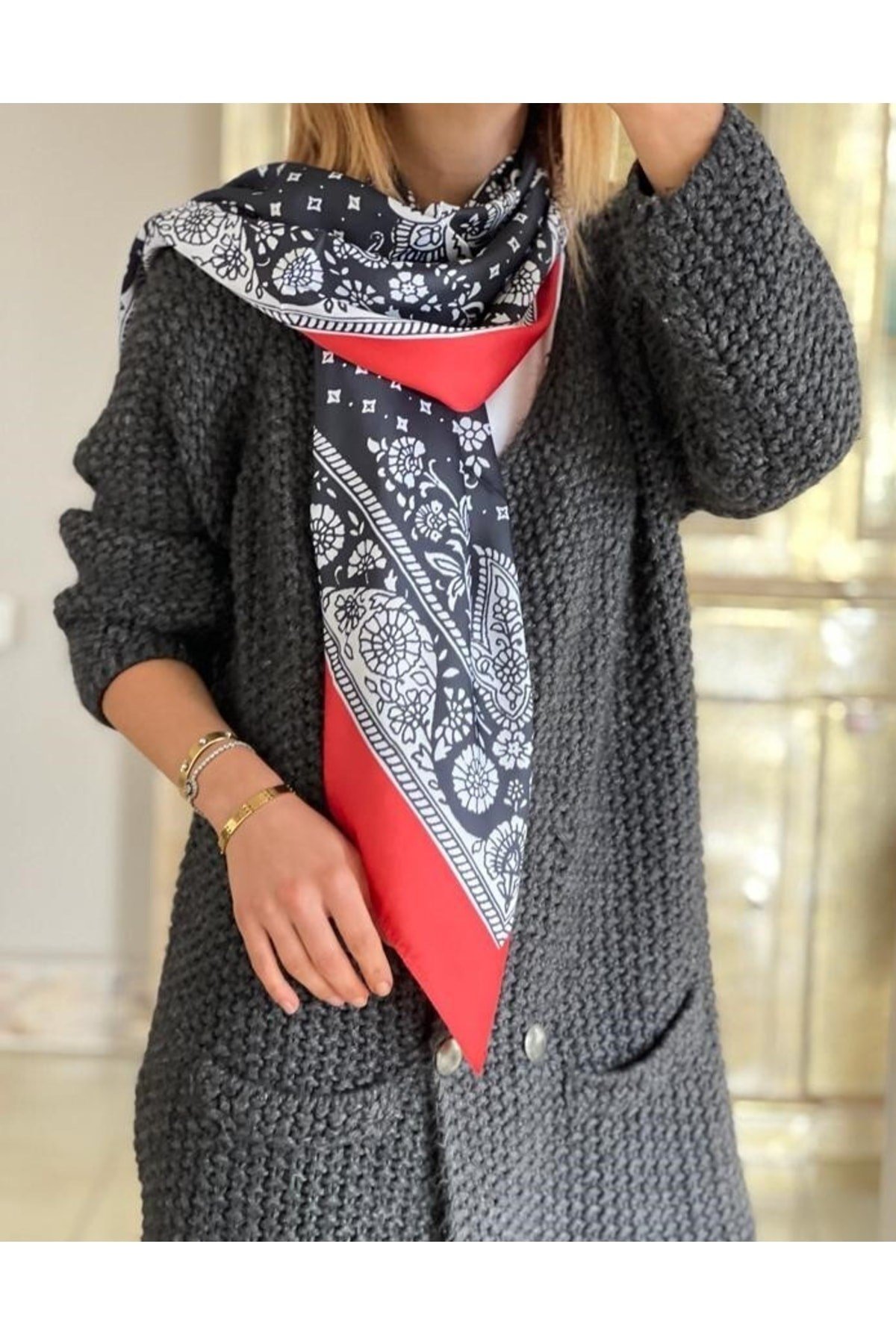 ¿ Roxy Kırmızı Siyah Çiçek Desenli Ipek Saten Şal Eşarp Fular Kadın