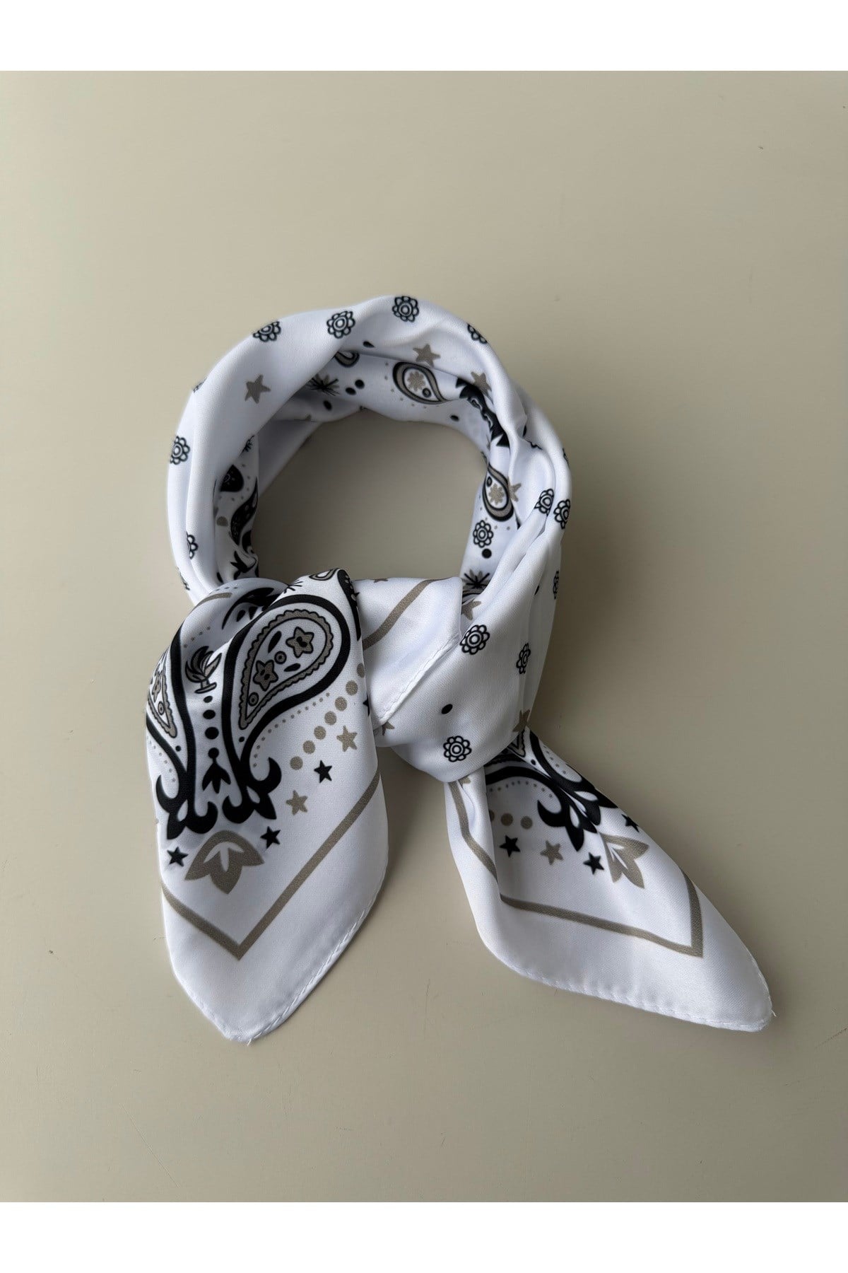 Beyaz Desenli Fular Bandana 50x50 cm Kadın Giyim Aksesuar