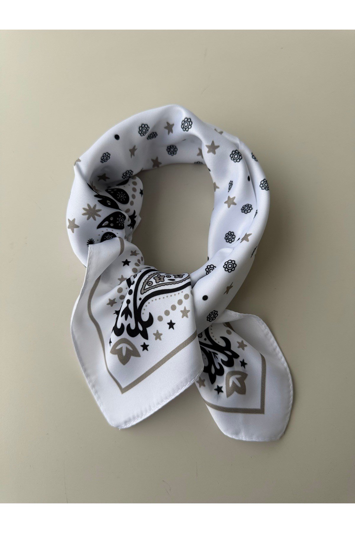 Beyaz Desenli Fular Bandana 50x50 cm Kadın Giyim Aksesuar