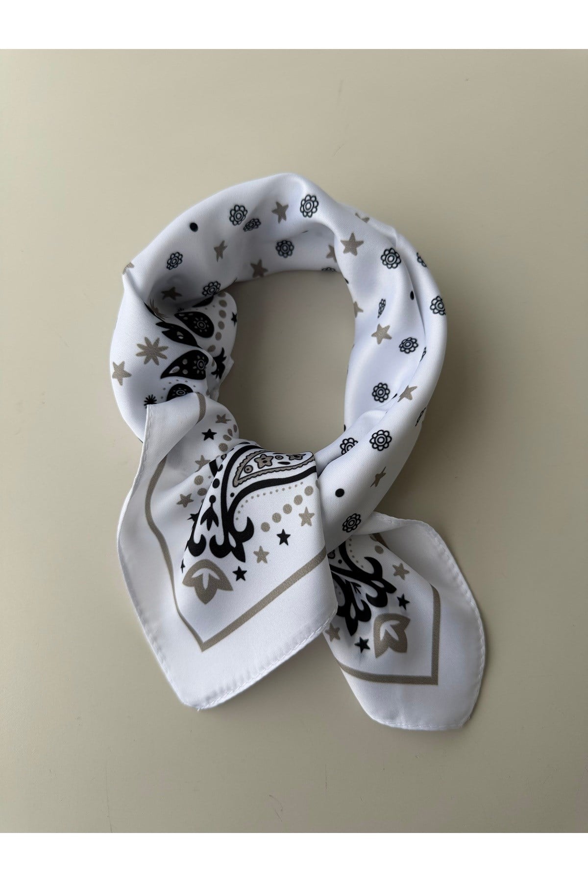 Beyaz Desenli Fular Bandana 50x50 cm Kadın Giyim Aksesuar