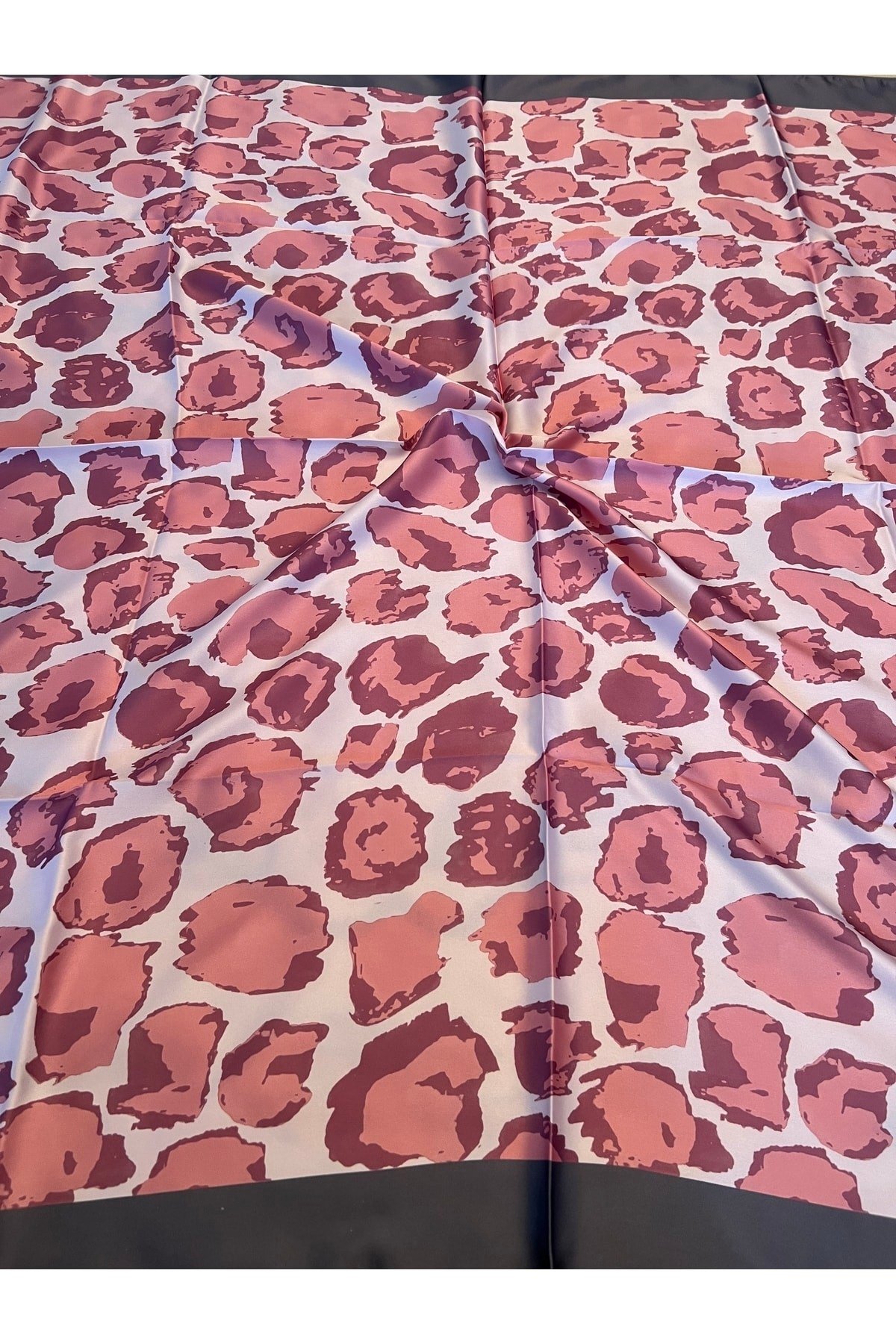 Gri Kenarlı Pembe Desenli Lıana Ipek Saten Eşarp Fular