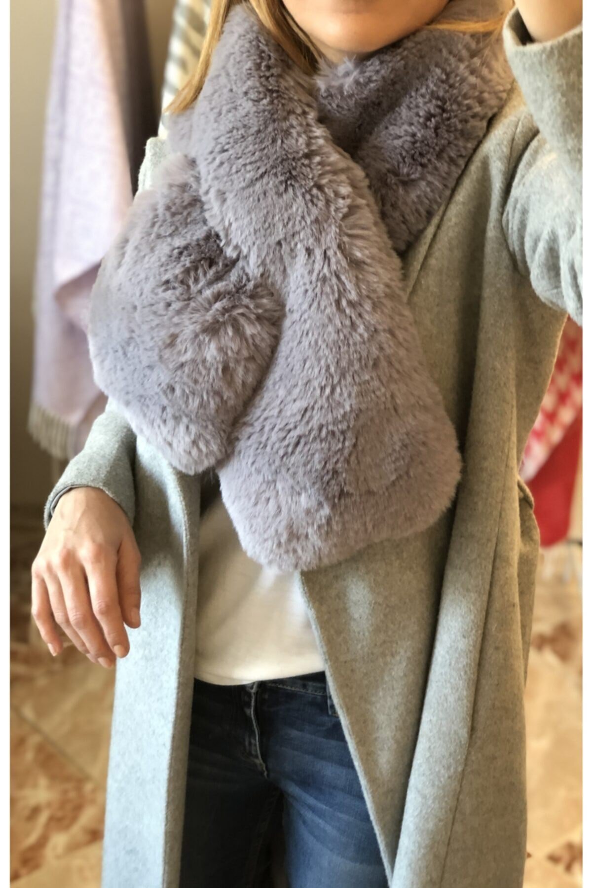 Gri Peluş Yaka Kürk Kadın