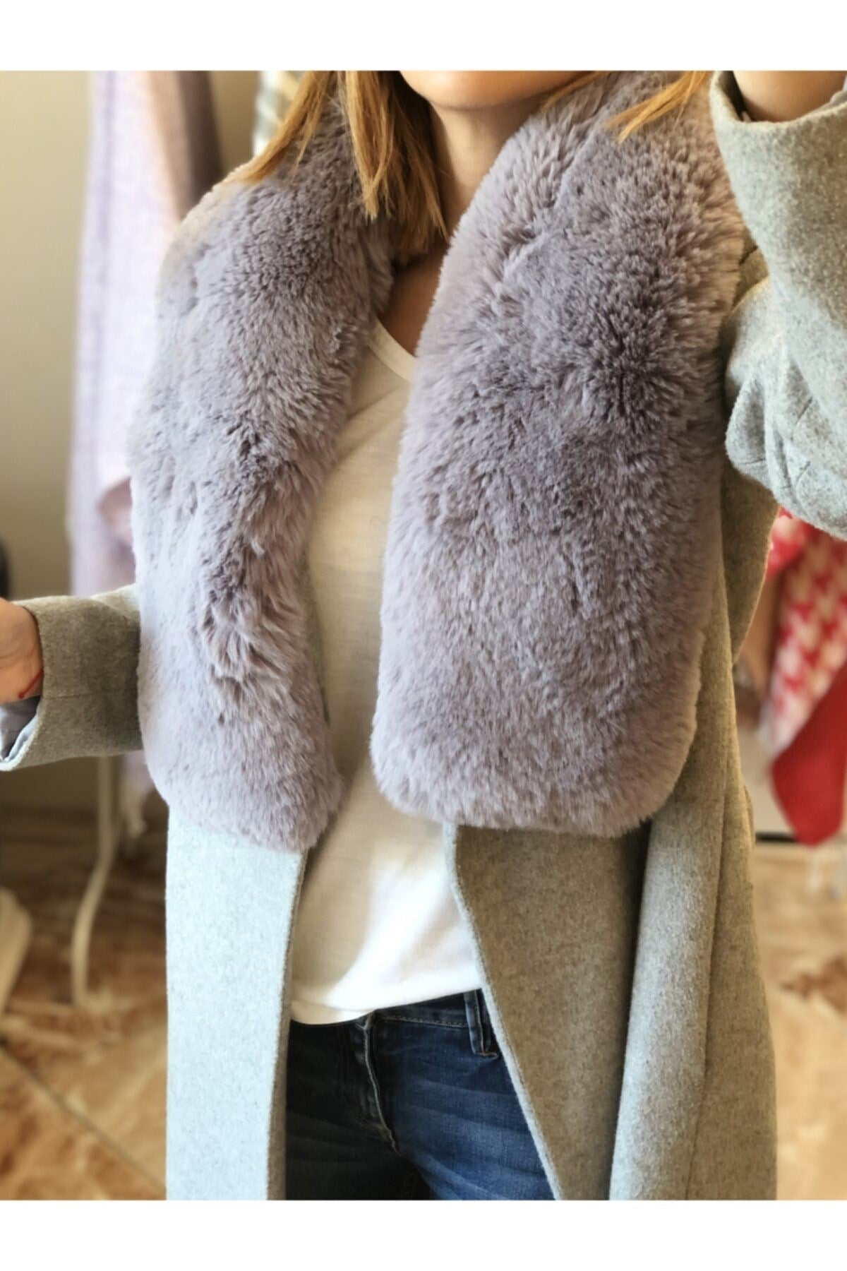 Gri Peluş Yaka Kürk Kadın