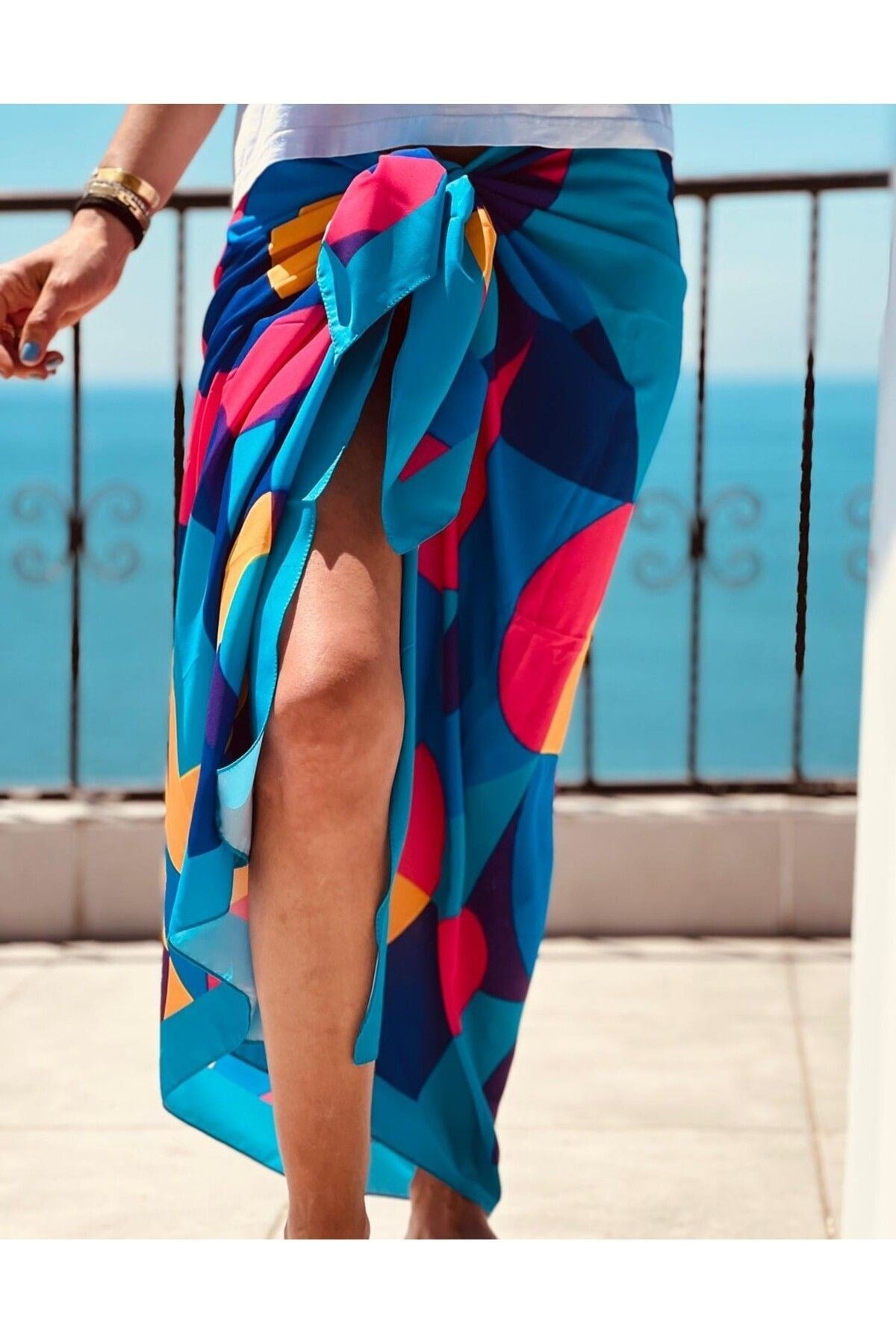 Julıa Çok Renk Desenli Iç Göstermeyen Parlak Kumaş - 95*145 Cm Ölçüsünde Pareo