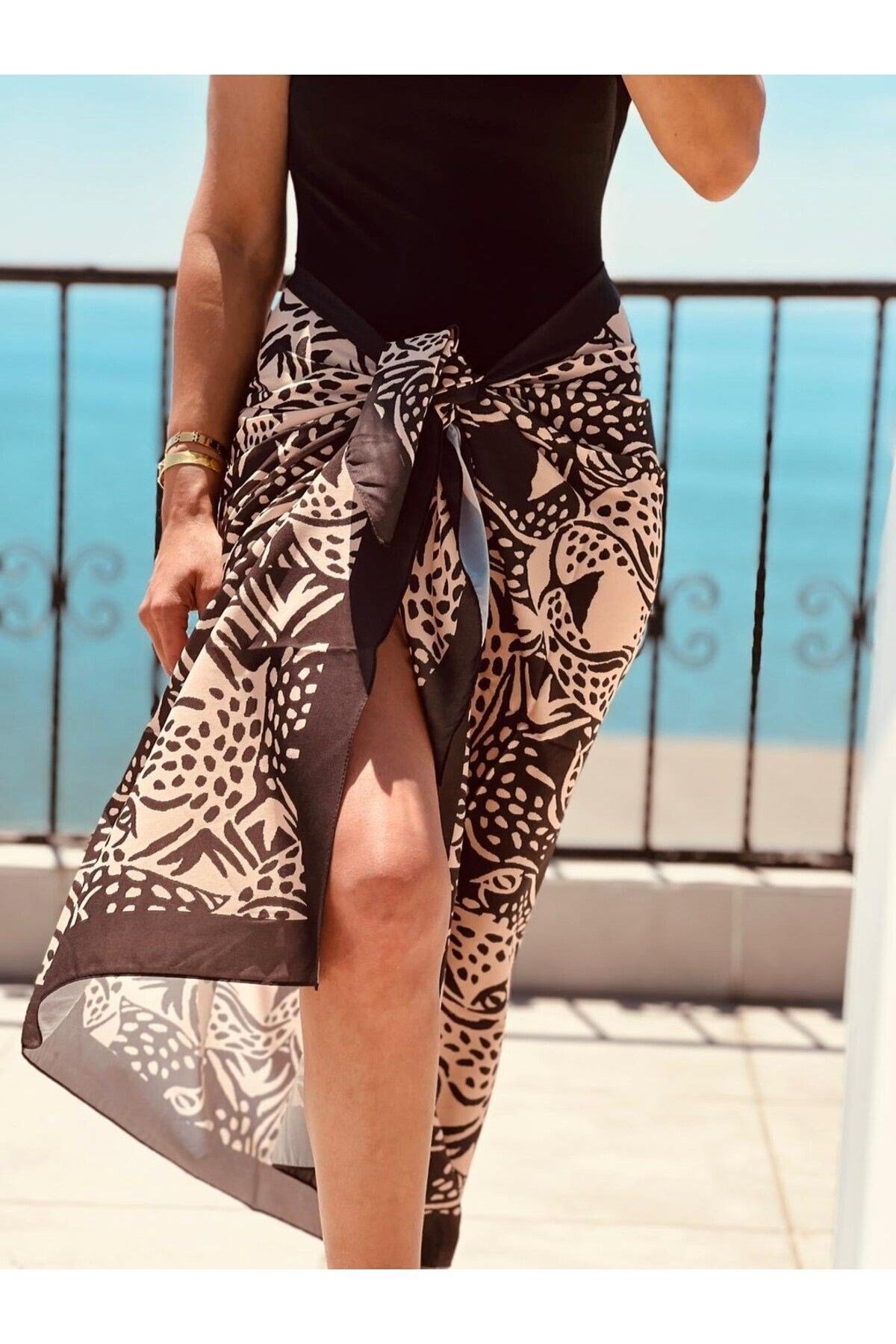 Meggıe Çok Renk Desenli Iç Göstermeyen Parlak Kumaş - 95*145 Cm Ölçüsünde Pareo
