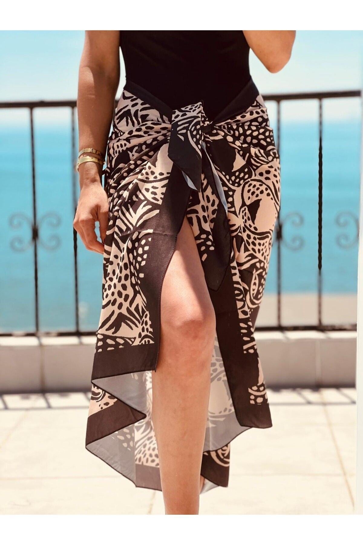 Meggıe Çok Renk Desenli Iç Göstermeyen Parlak Kumaş - 95*145 Cm Ölçüsünde Pareo