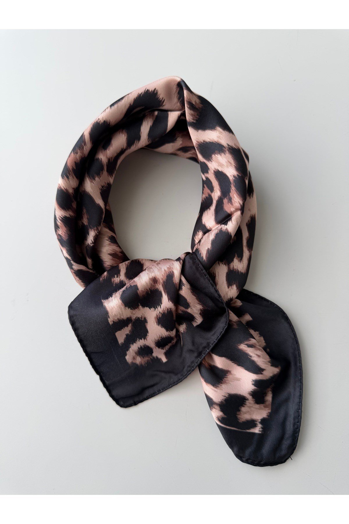 Siyah Bej Leopar Desenli 50x50cm Fular Bandana Kadın Giyim Aksesuar