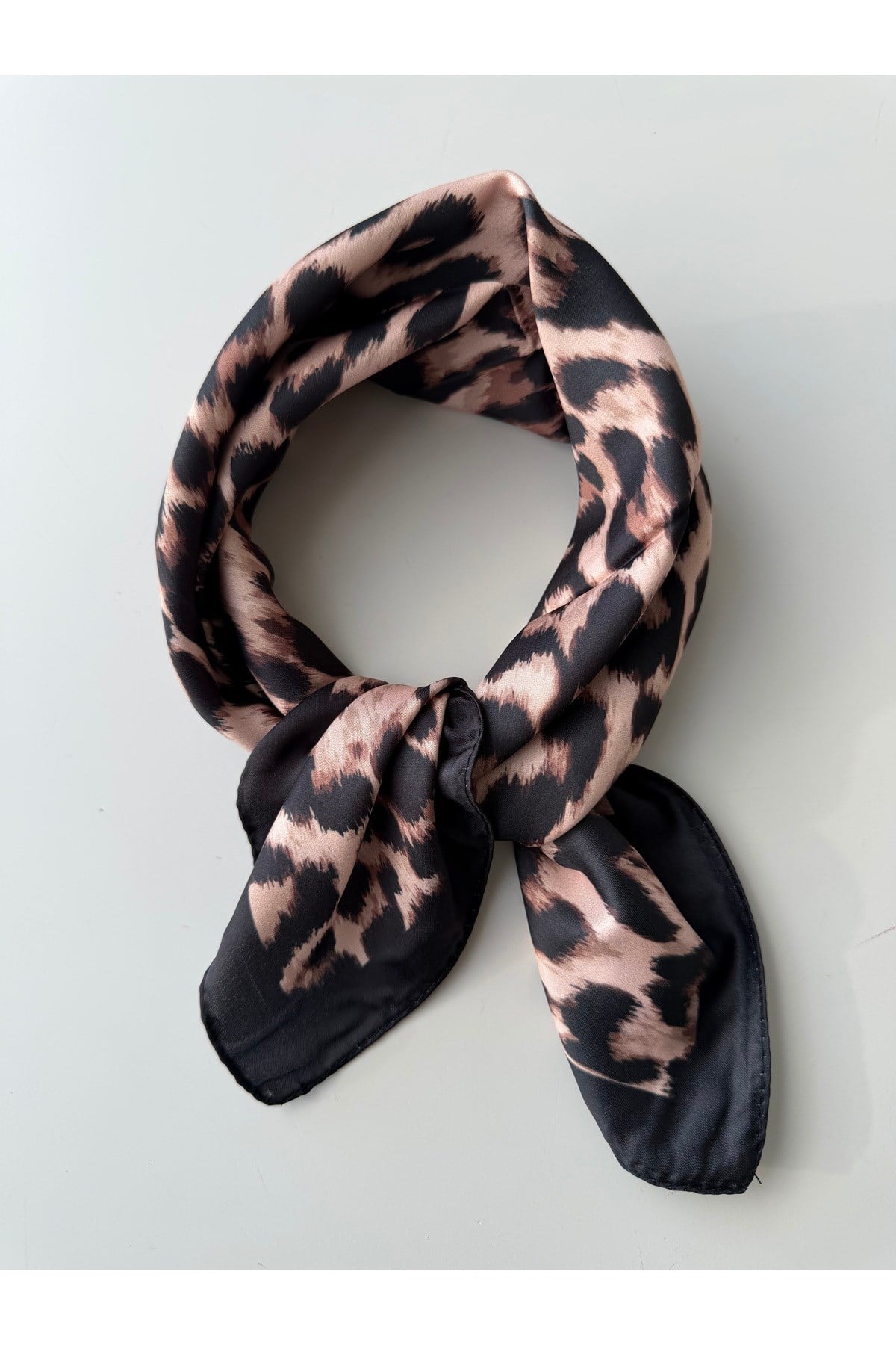 Siyah Bej Leopar Desenli 50x50cm Fular Bandana Kadın Giyim Aksesuar