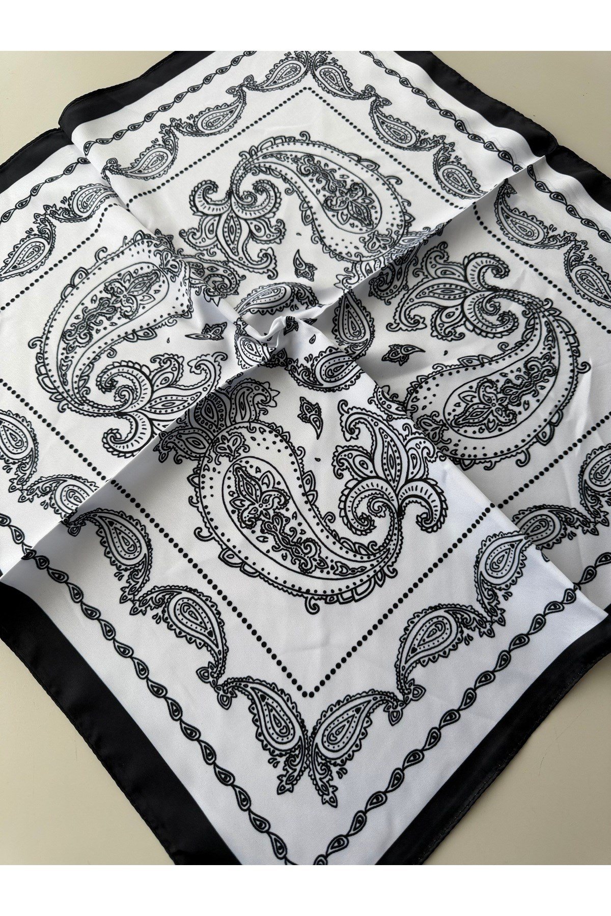 Siyah Beyaz Desenli Fular Bandana 50x50 cm Kadın Giyim Aksesuar
