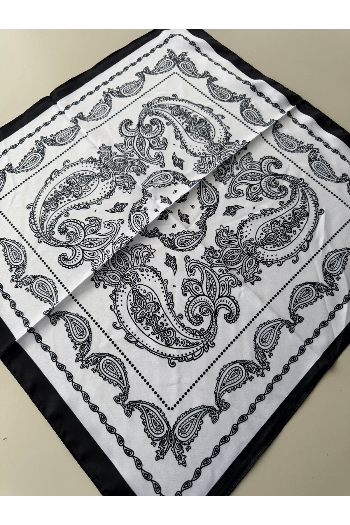 Siyah Beyaz Desenli Fular Bandana 50x50 cm Kadın Giyim Aksesuar