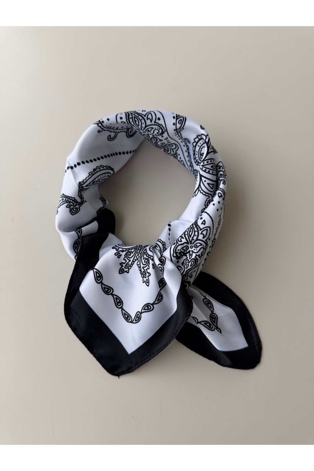 Siyah Beyaz Desenli Fular Bandana 50x50 cm Kadın Giyim Aksesuar