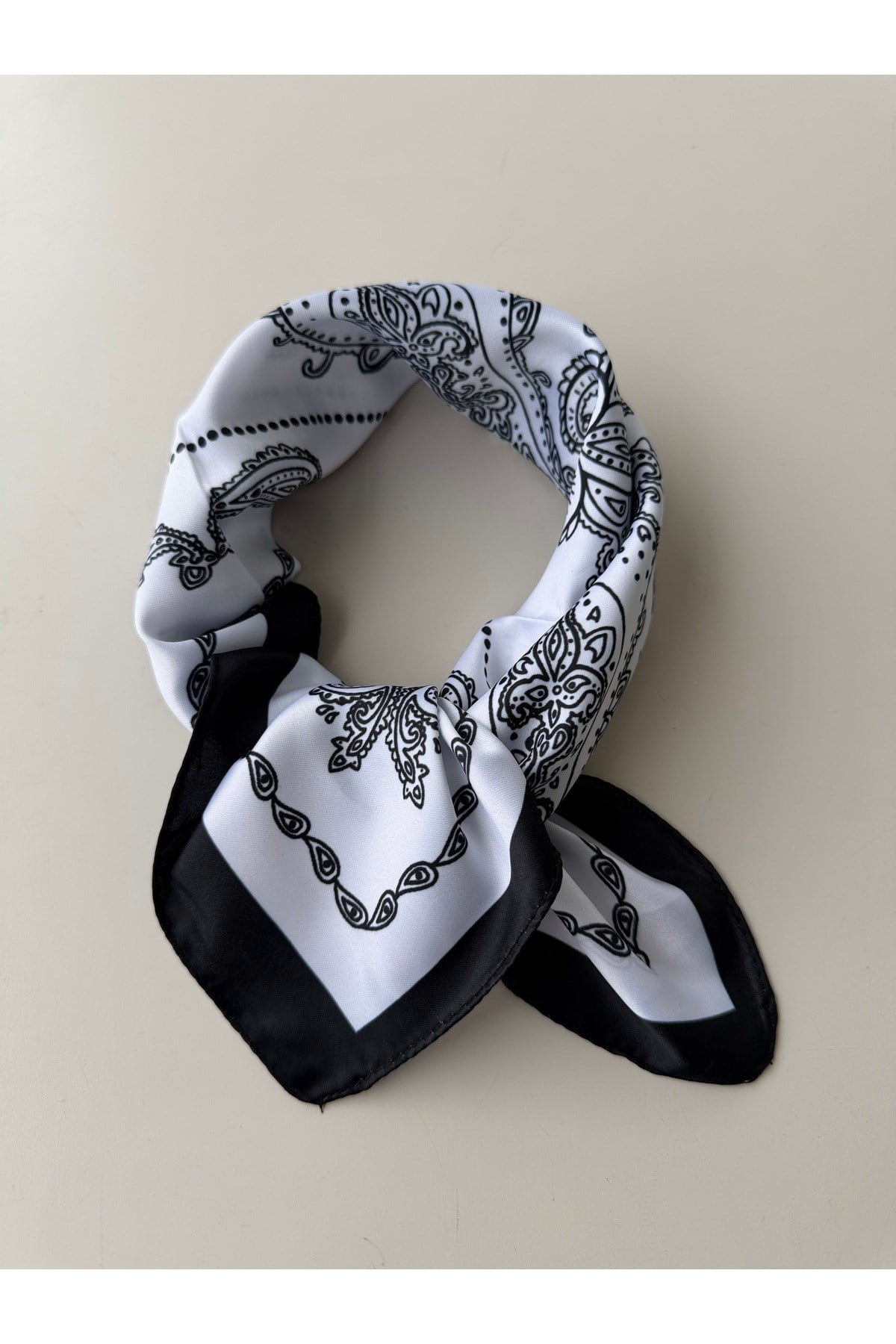 Siyah Beyaz Desenli Fular Bandana 50x50 cm Kadın Giyim Aksesuar
